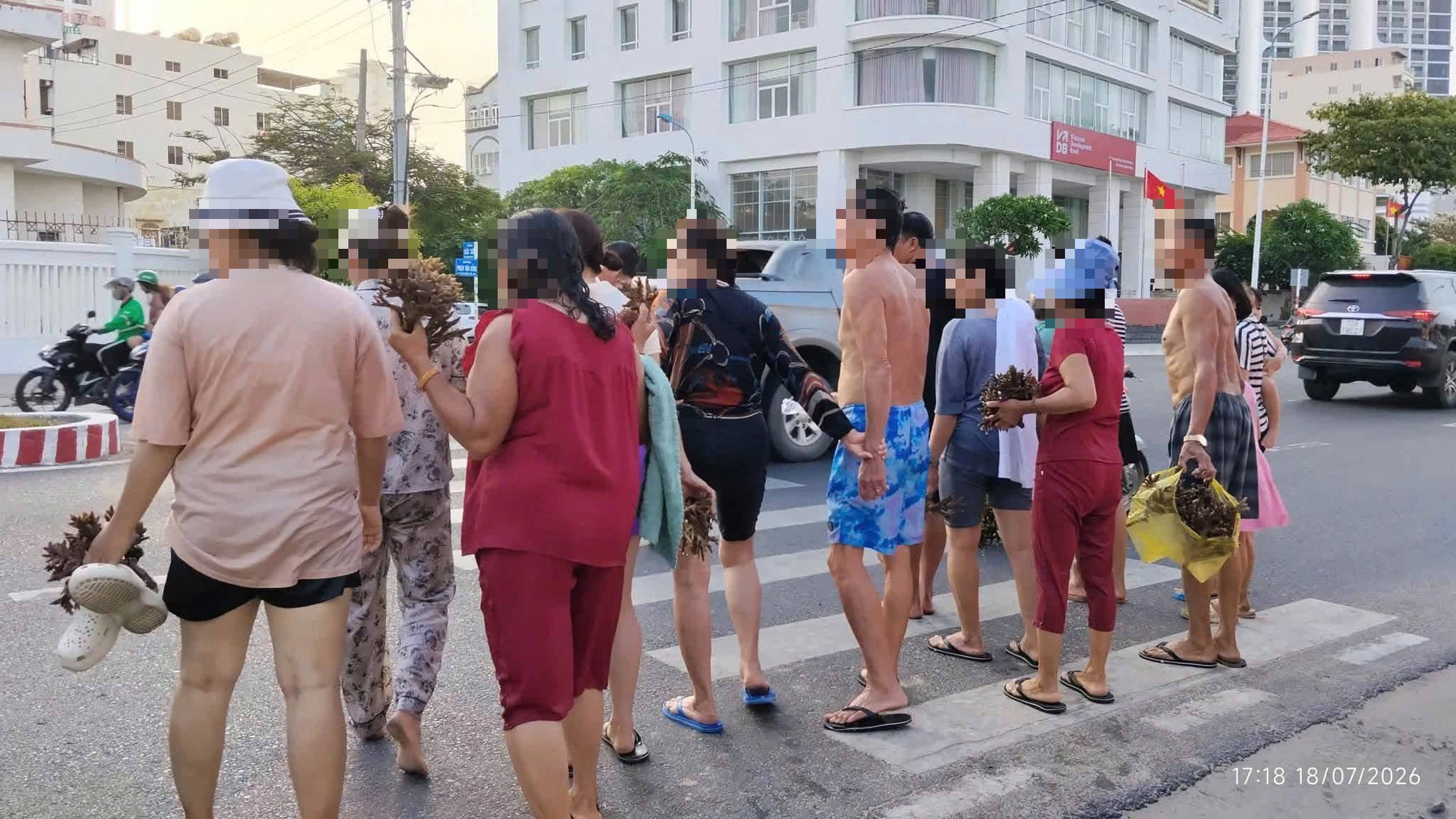 Khách du lịch tắm biển xong, còn bẻ san hô ở biển Hòn Chồng mang về - Ảnh 2.