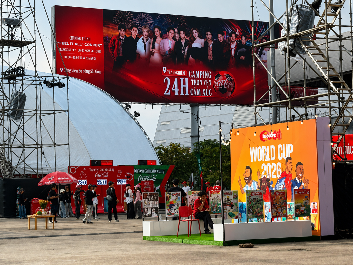 Sự kiện '2 trong 1': vừa xem World Cup, vừa đu dàn 'anh trai' - Ảnh 1.