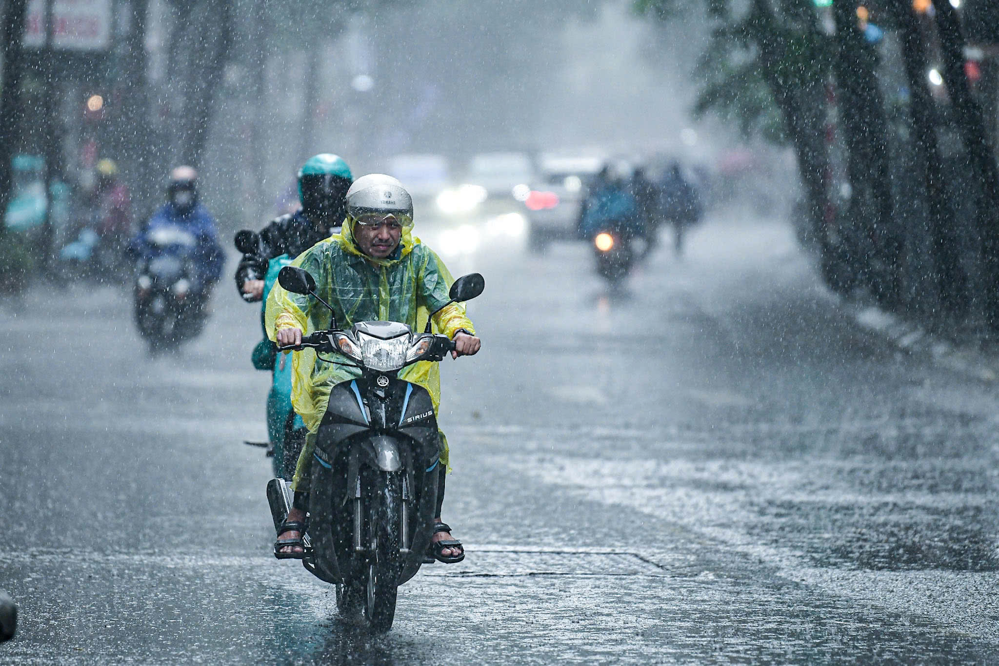 Thời tiết hôm nay 20-7: Vùng núi Bắc Bộ và Quảng Ninh còn mưa to, Nam Bộ mưa rào - Ảnh 1.