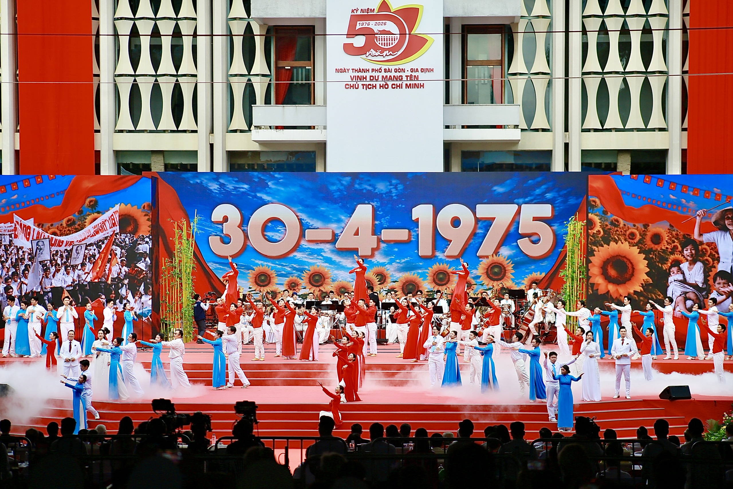Tổng Bí thư, Chủ tịch nước Tô Lâm dự lễ kỷ niệm 50 năm thành phố Hồ Chí Minh vinh dự mang tên Bác - Ảnh 3.