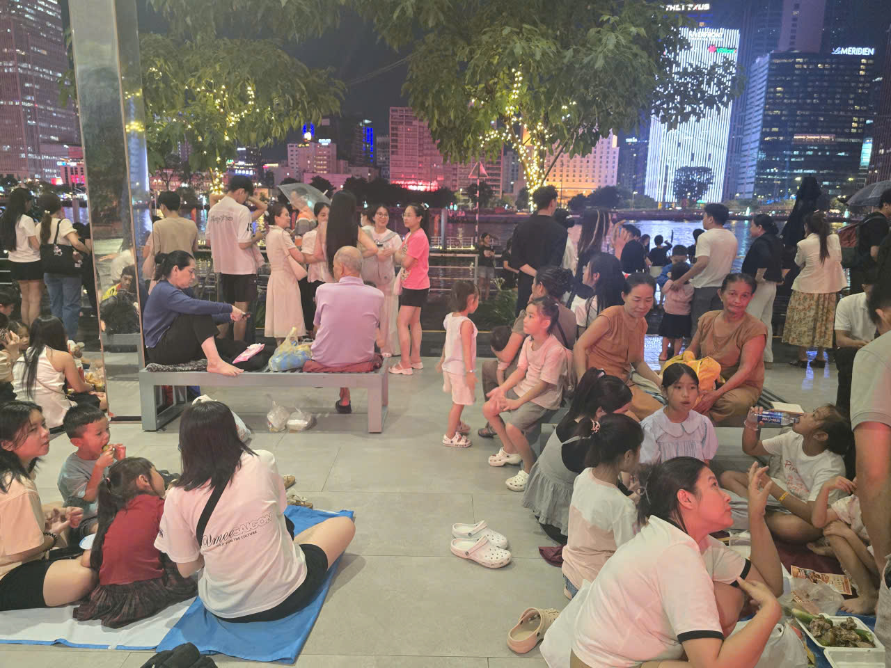Người dân đội mưa đi ngắm pháo hoa mừng 50 năm thành phố mang tên Bác - Ảnh 4.