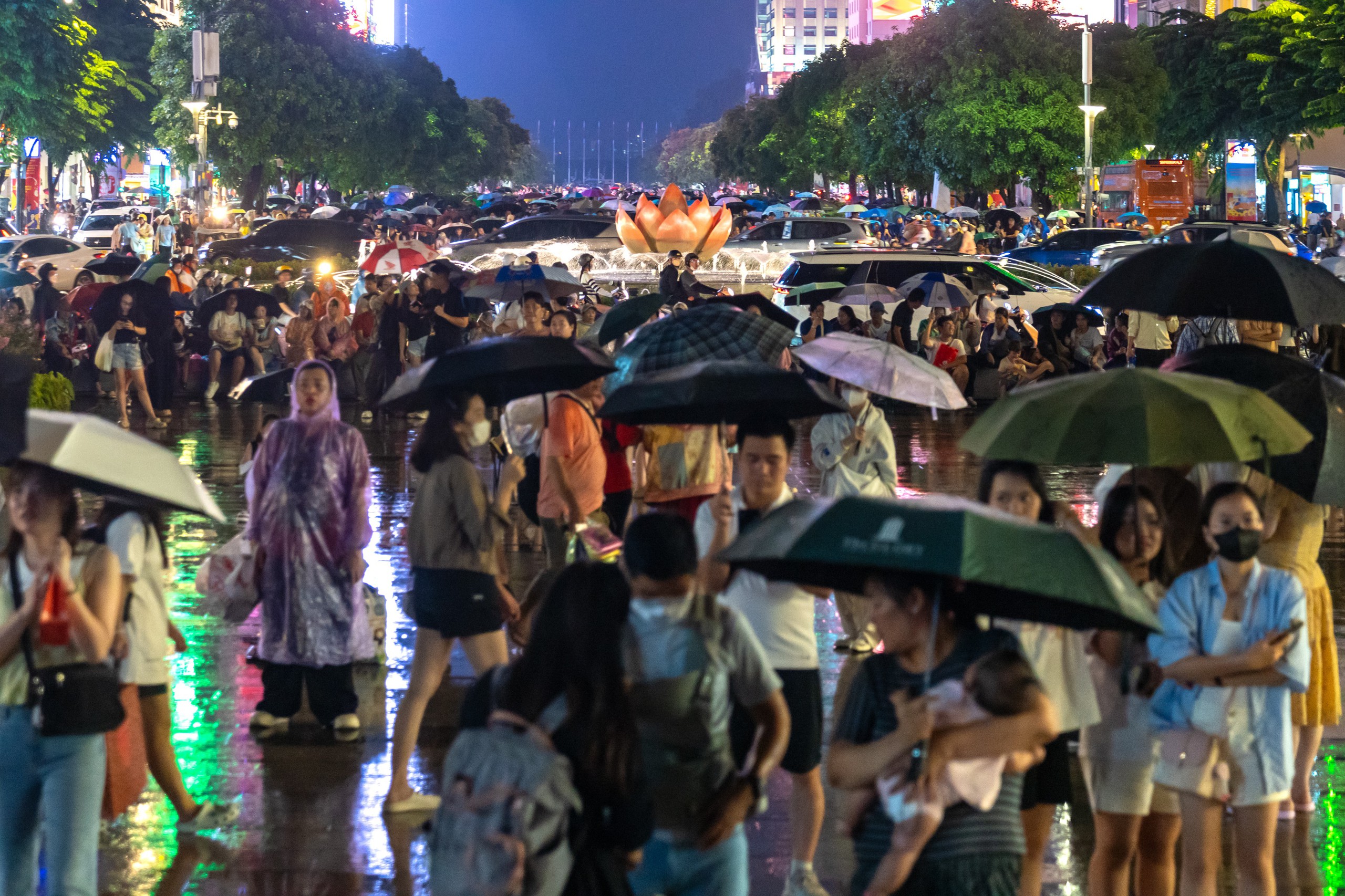 Người dân đội mưa đi ngắm pháo hoa mừng 50 năm thành phố mang tên Bác - Ảnh 7.