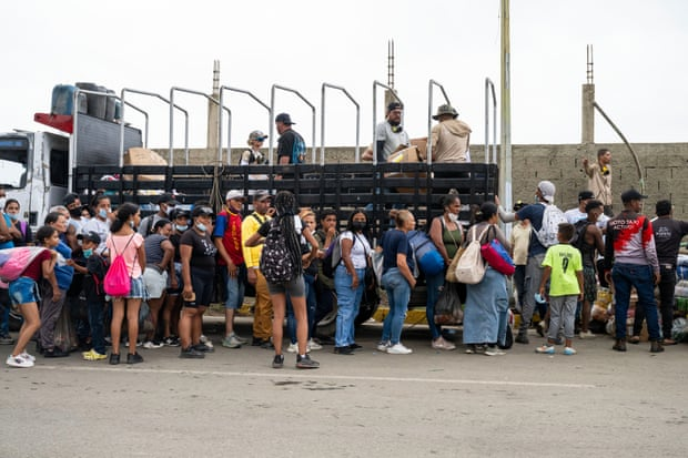 Cảnh sát Venezuela bị bắt vì cáo buộc hôi của sau động đất - Ảnh 1.