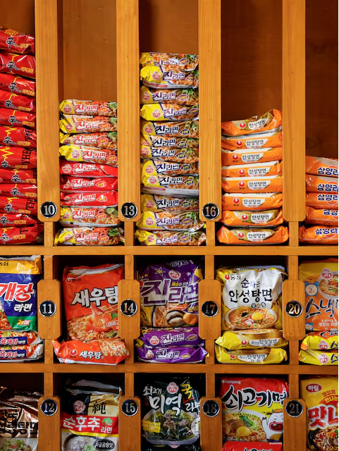 South Korean shops turn to robots, self-service to escape labour woes - Ảnh 7.