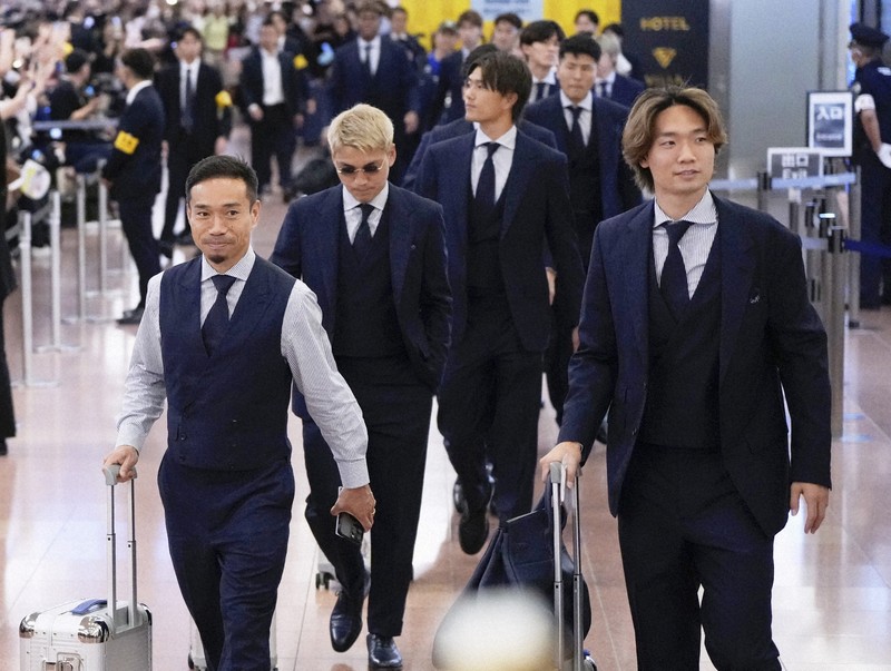 Cầu thủ Nhật Bản được chào đón như người hùng khi trở về từ World Cup - Ảnh 1.