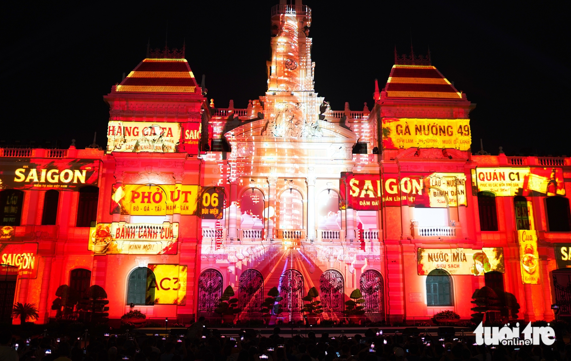 Người dân đội mưa, nô nức đổ về trung tâm xem 3D Mapping trong đêm kỷ niệm 50 năm thành phố mang tên Bác - Ảnh 10.
