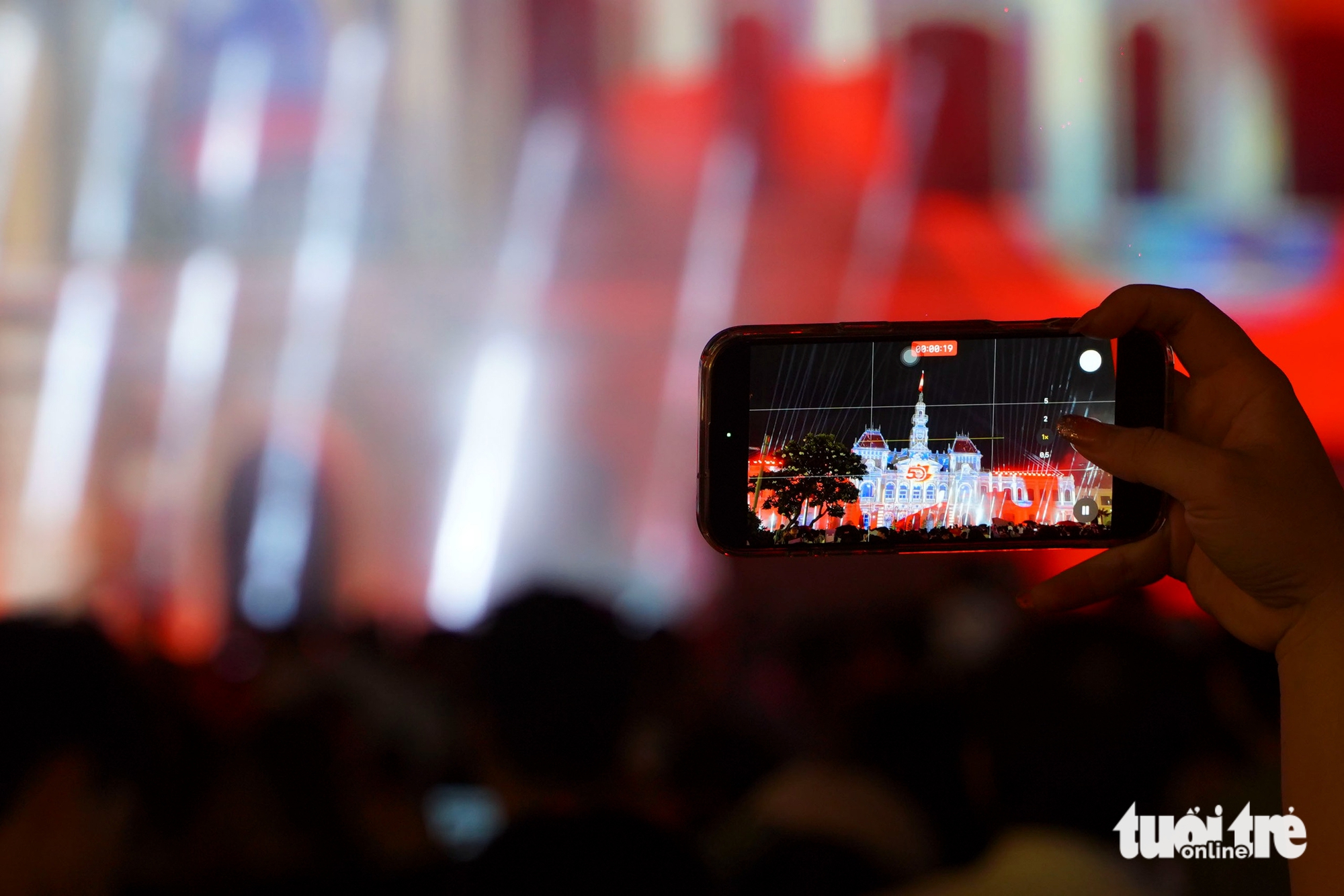 Người dân đội mưa, nô nức đổ về trung tâm xem 3D Mapping trong đêm kỷ niệm 50 năm thành phố mang tên Bác - Ảnh 13.
