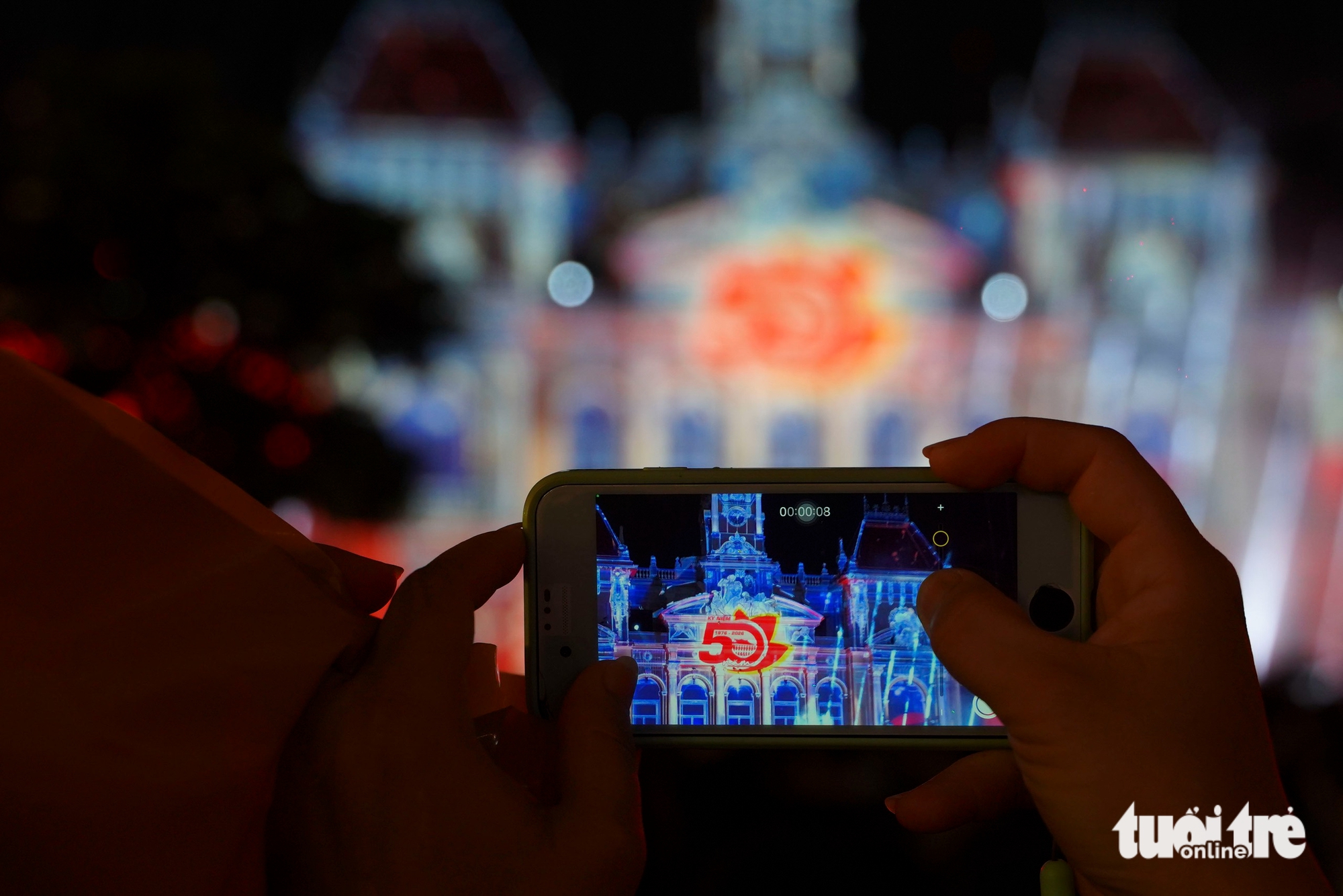 Người dân đội mưa, nô nức đổ về trung tâm xem 3D Mapping trong đêm kỷ niệm 50 năm thành phố mang tên Bác - Ảnh 14.