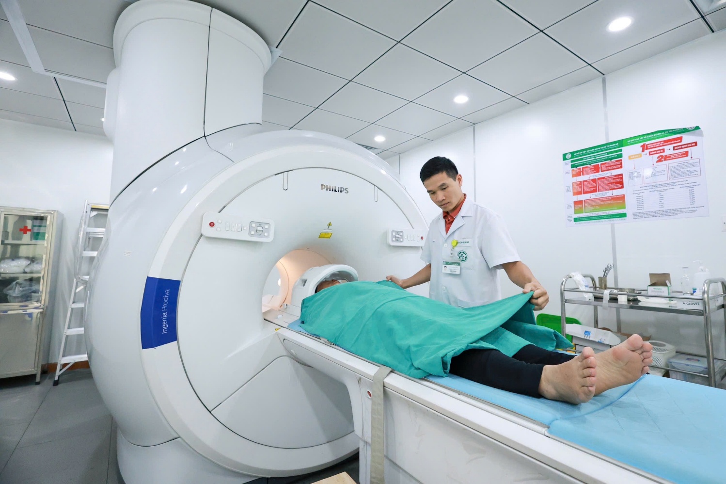 Lấp đầy khoảng trống chi phí tự chi trả của người dân bằng giải pháp bảo hiểm đa tầng - Ảnh 2.