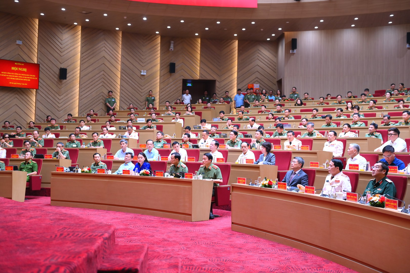 Thủ tướng đề nghị Lực lượng Công an nhân dân tập trung xây dựng 'lá chắn an ninh kinh tế' - Ảnh 2.