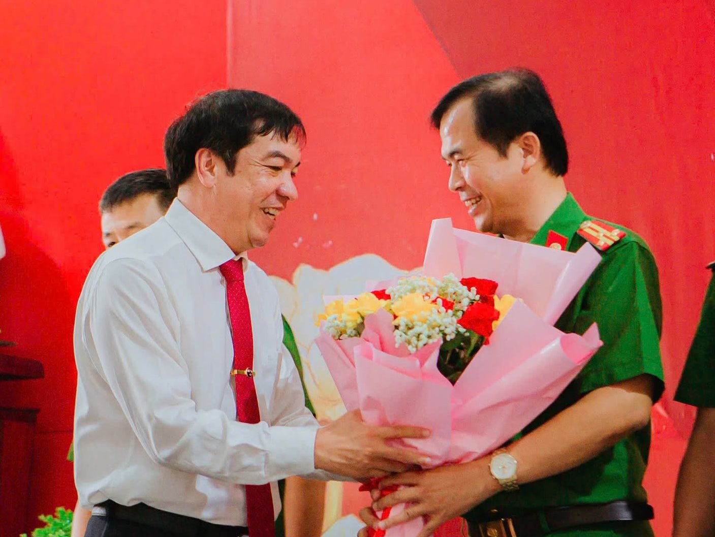 Nhận thưởng, trưởng công an xã trao hết để hỗ trợ học sinh, trẻ em nghèo khó - Ảnh 1.