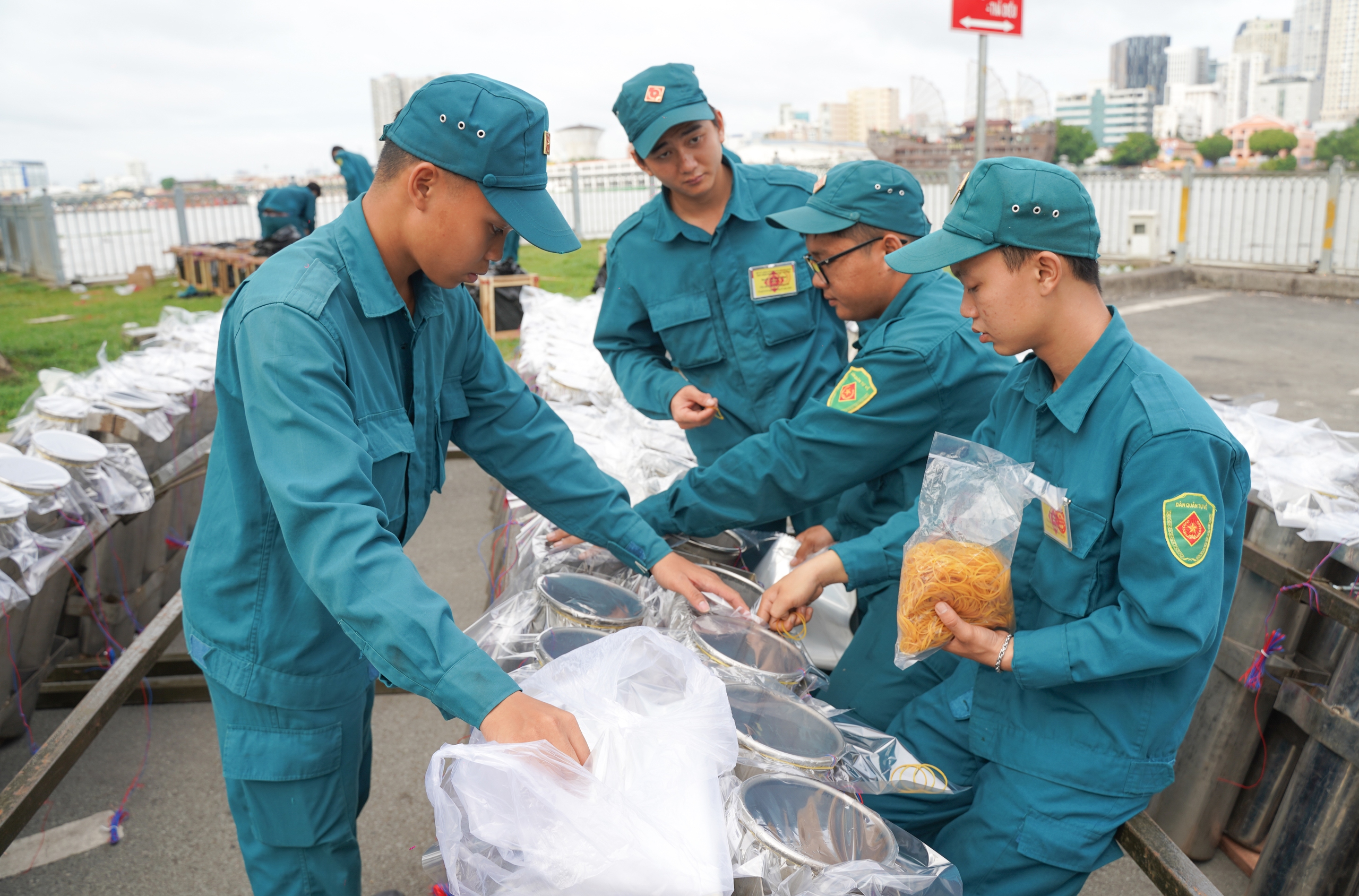 Cận cảnh trận địa pháo hoa tầm cao tại trung tâm TP chuẩn bị khai hỏa vào tối 2-7 - Ảnh 13.