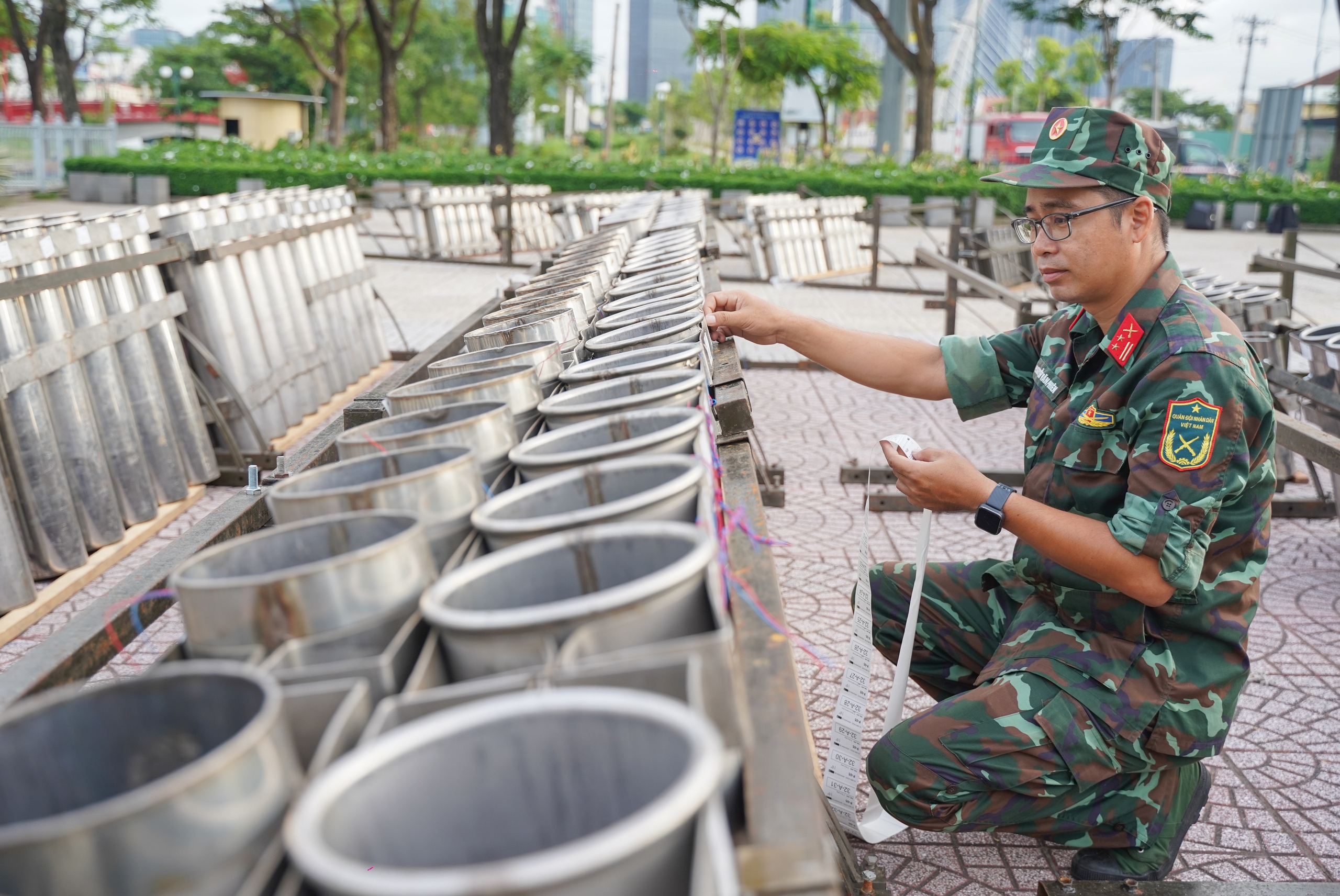 Cận cảnh trận địa pháo hoa tầm cao tại trung tâm TP chuẩn bị khai hỏa vào tối 2-7 - Ảnh 4.