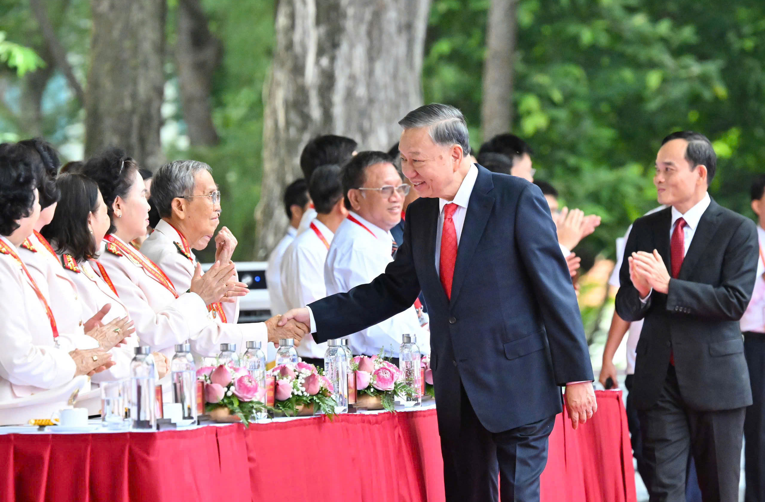 Tổng Bí thư, Chủ tịch nước Tô Lâm dự lễ kỷ niệm 50 năm thành phố Hồ Chí Minh vinh dự mang tên Bác - Ảnh 1.