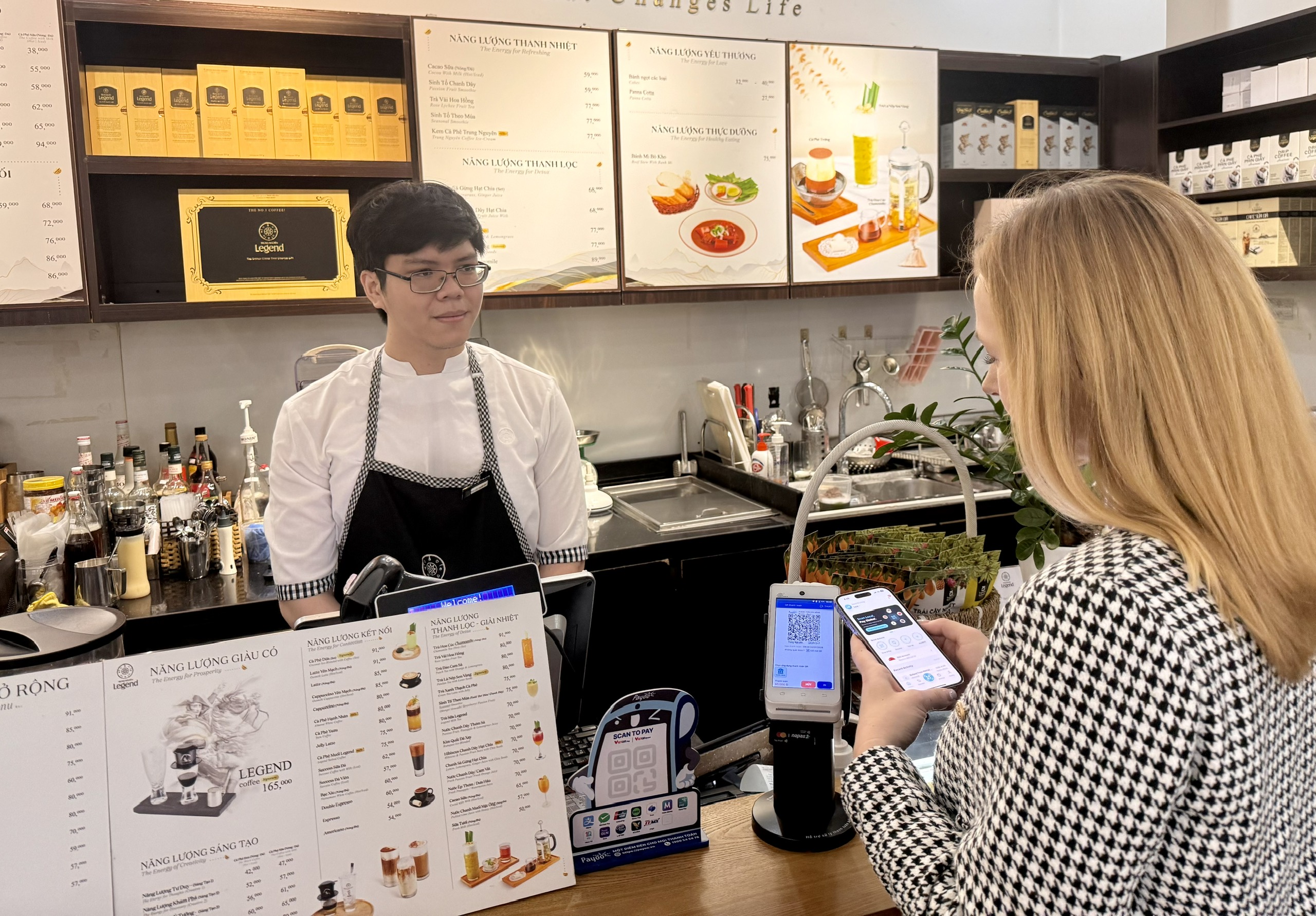 Du khách Singapore đến Việt Nam quét QR thanh toán dễ dàng - Ảnh 1.
