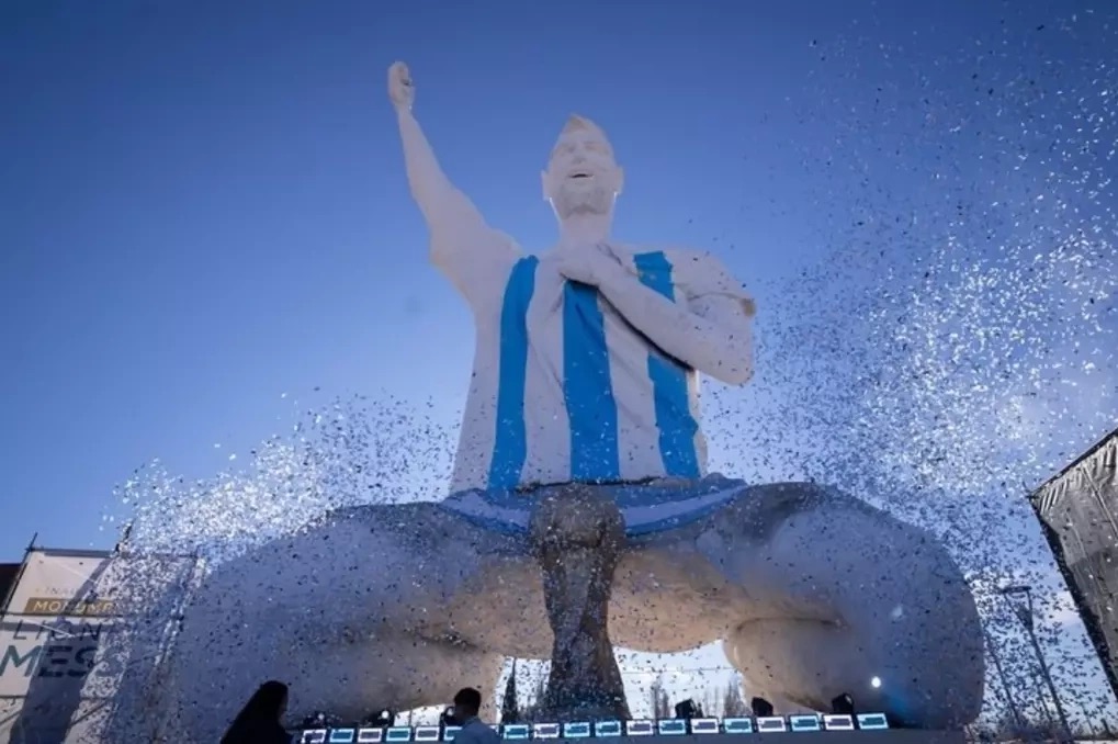 Tượng Messi cao nhất thế giới bị chế giễu trên mạng - Ảnh 1.