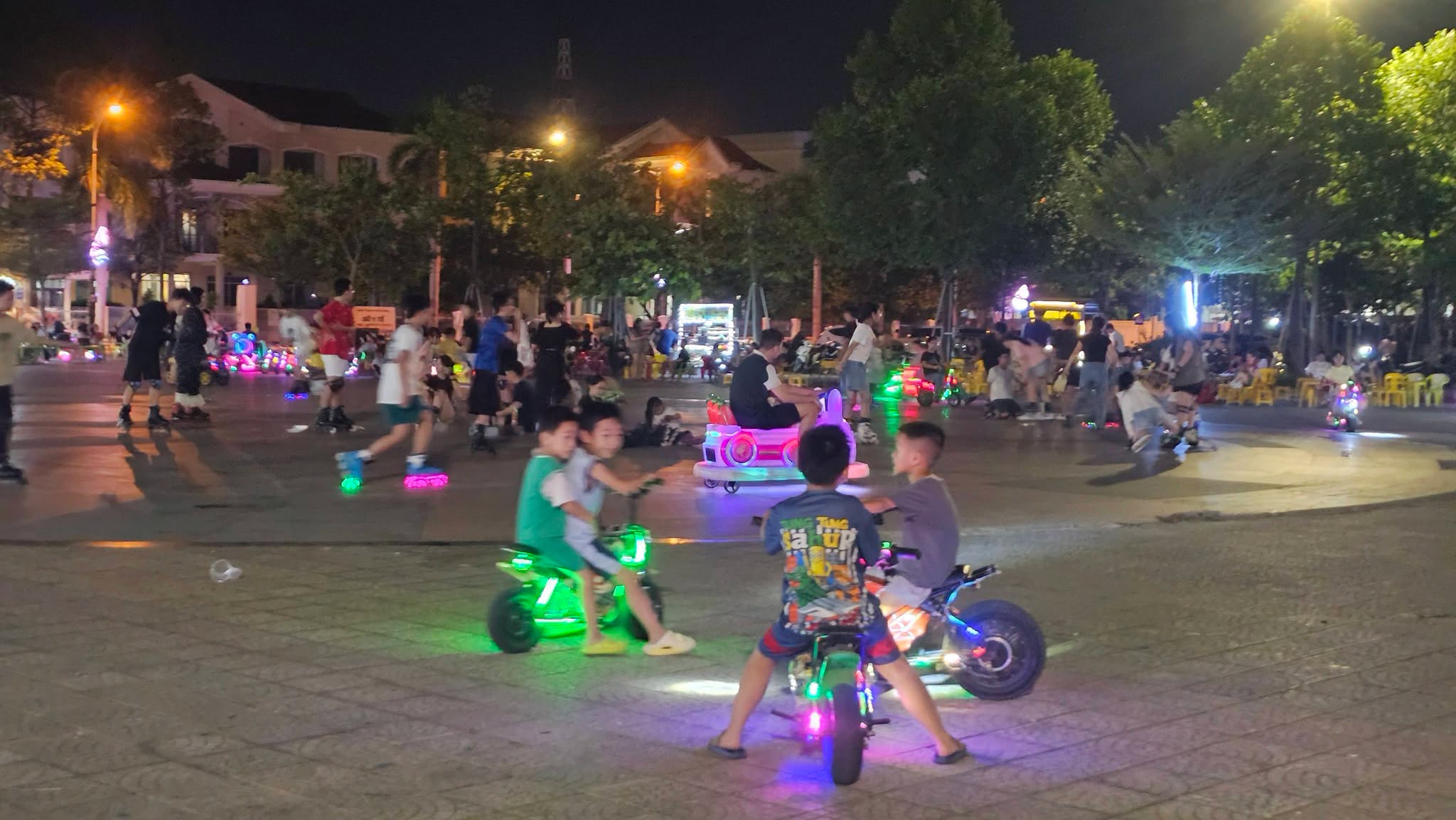 Giao xe điện phóng ga tới 30-40km/h cho trẻ em chạy, quá nguy hiểm - Ảnh 7.