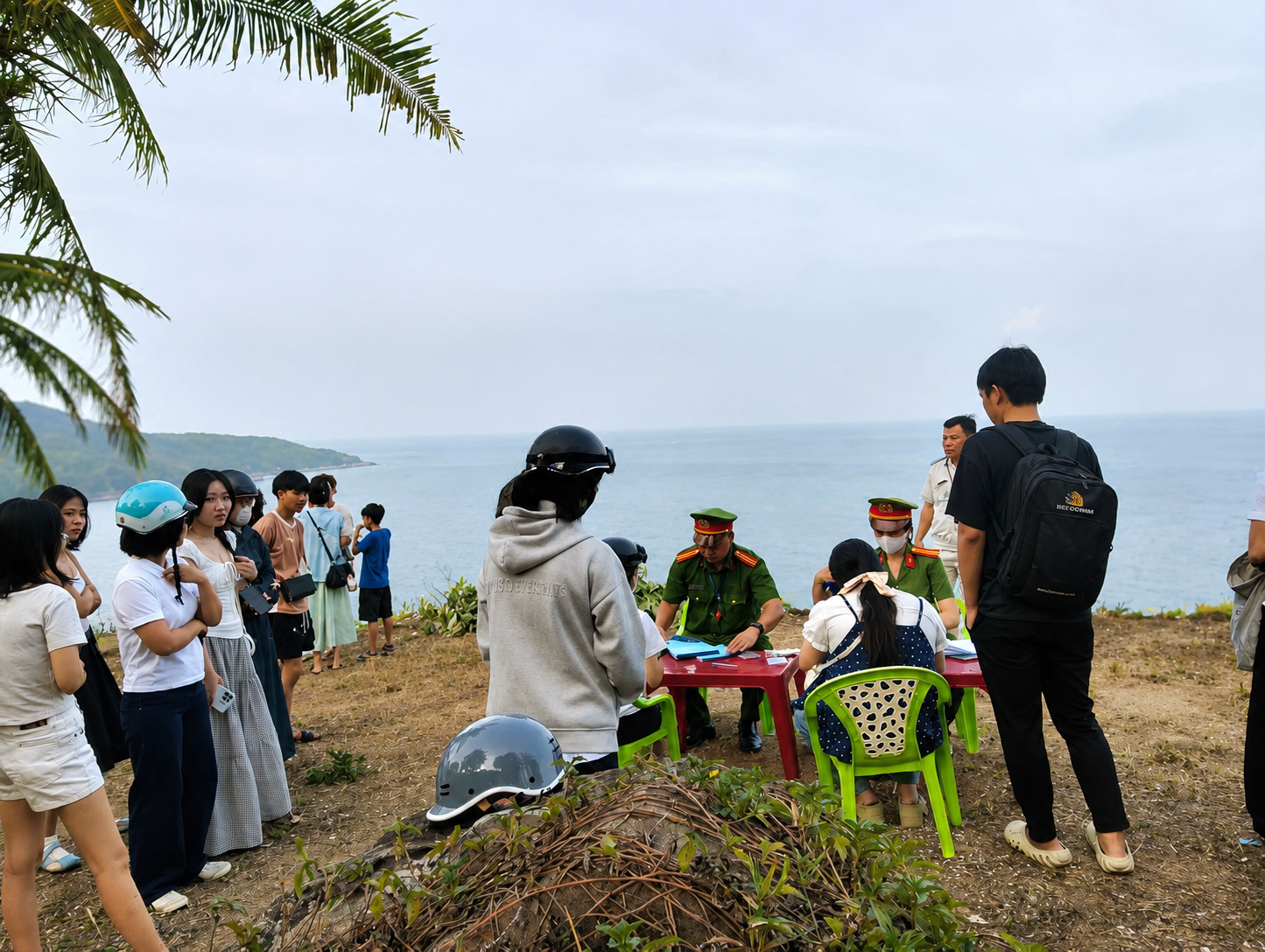 Đà Nẵng dẹp điểm ngắm cảnh 'chill chill', hủ tiếu mực lấn vỉa hè và đường lên Sơn Trà - Ảnh 2.