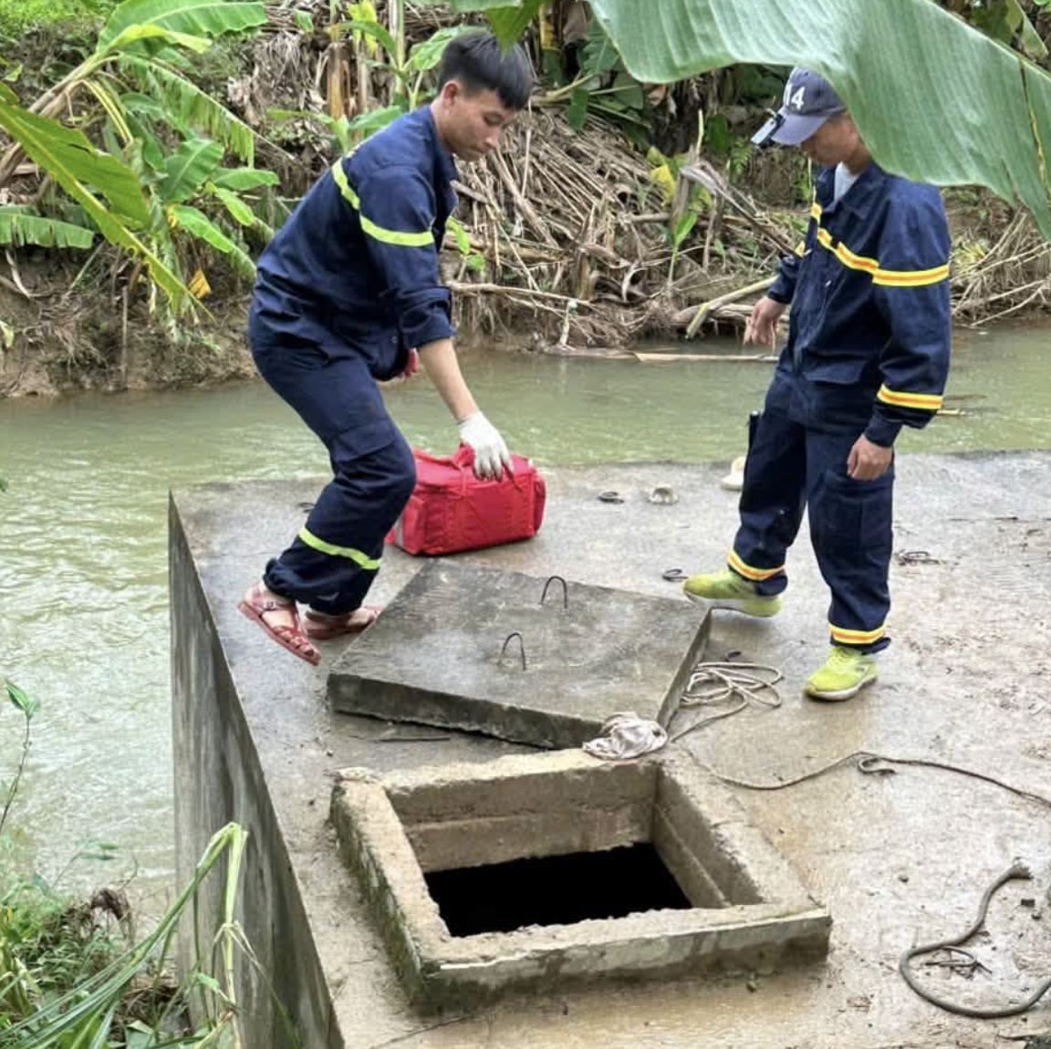 Ngạt khí khi vệ sinh bể chứa nước khiến 1 người tử vong, 3 người nhập viện - Ảnh 1.