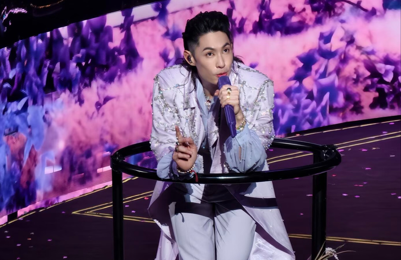 Mỹ nam Vườn sao băng diện thiết kế của Trần Hùng trong tour concert quốc tế - Ảnh 1.