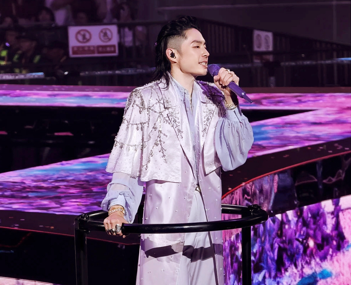 Mỹ nam Vườn sao băng diện thiết kế của Trần Hùng trong tour concert quốc tế - Ảnh 3.