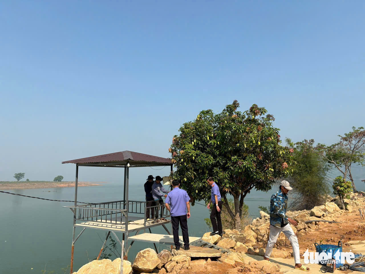 Tháo dỡ công trình 'săn view' lấn hành lang quốc lộ, lòng hồ thủy điện ở Đắk Lắk - Ảnh 2.