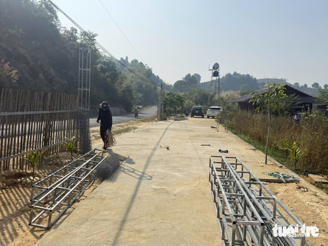 Tháo dỡ công trình 'săn view' lấn hành lang quốc lộ, lòng hồ thủy điện ở Đắk Lắk - Ảnh 3.