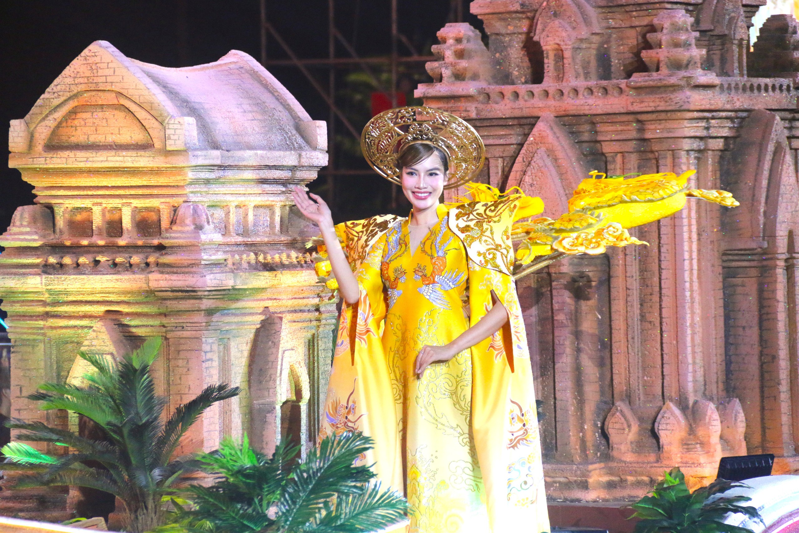 Gần 800.000 lượt khách đến Khánh Hòa trong 3 ngày diễn ra Festival Biển - Ảnh 1.