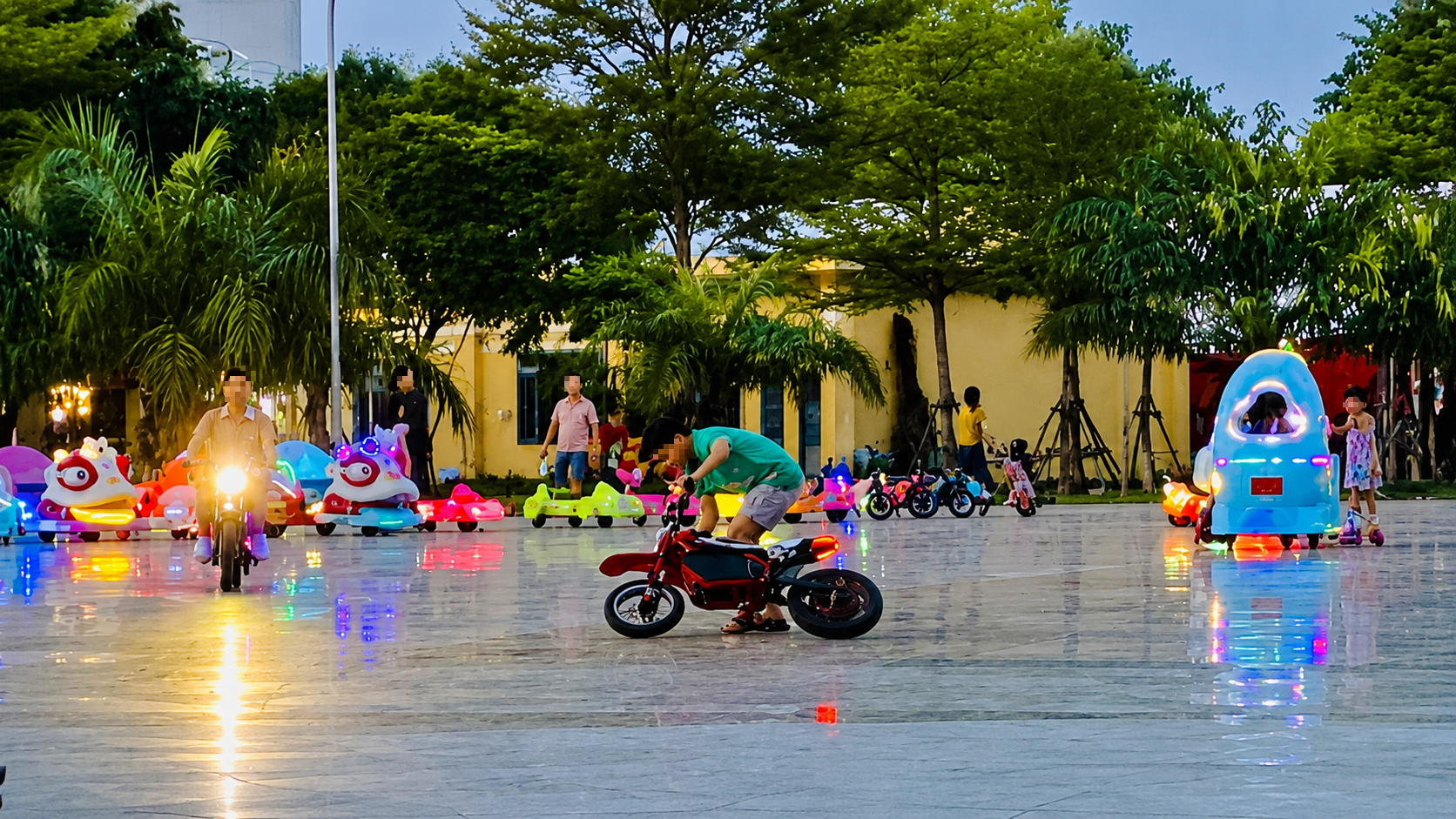 Giao xe điện phóng ga tới 30-40km/h cho trẻ em chạy, quá nguy hiểm - Ảnh 5.