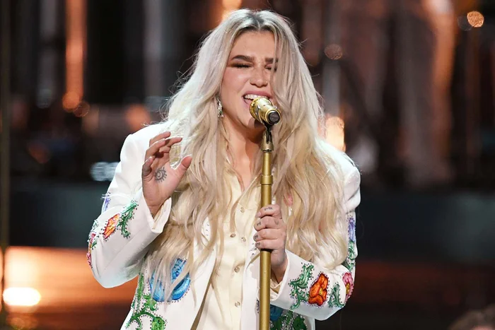 10 cuộc chia tay nảy lửa giữa nghệ sĩ và công ty quản lý: Từ TVXQ, Taylor Swift đến Jack, Mai Phương - Ảnh 9.