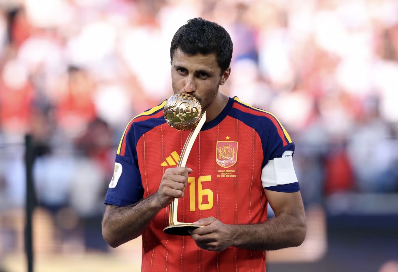 HLV Đinh Hồng Vinh: Messi thua Rodri ở 