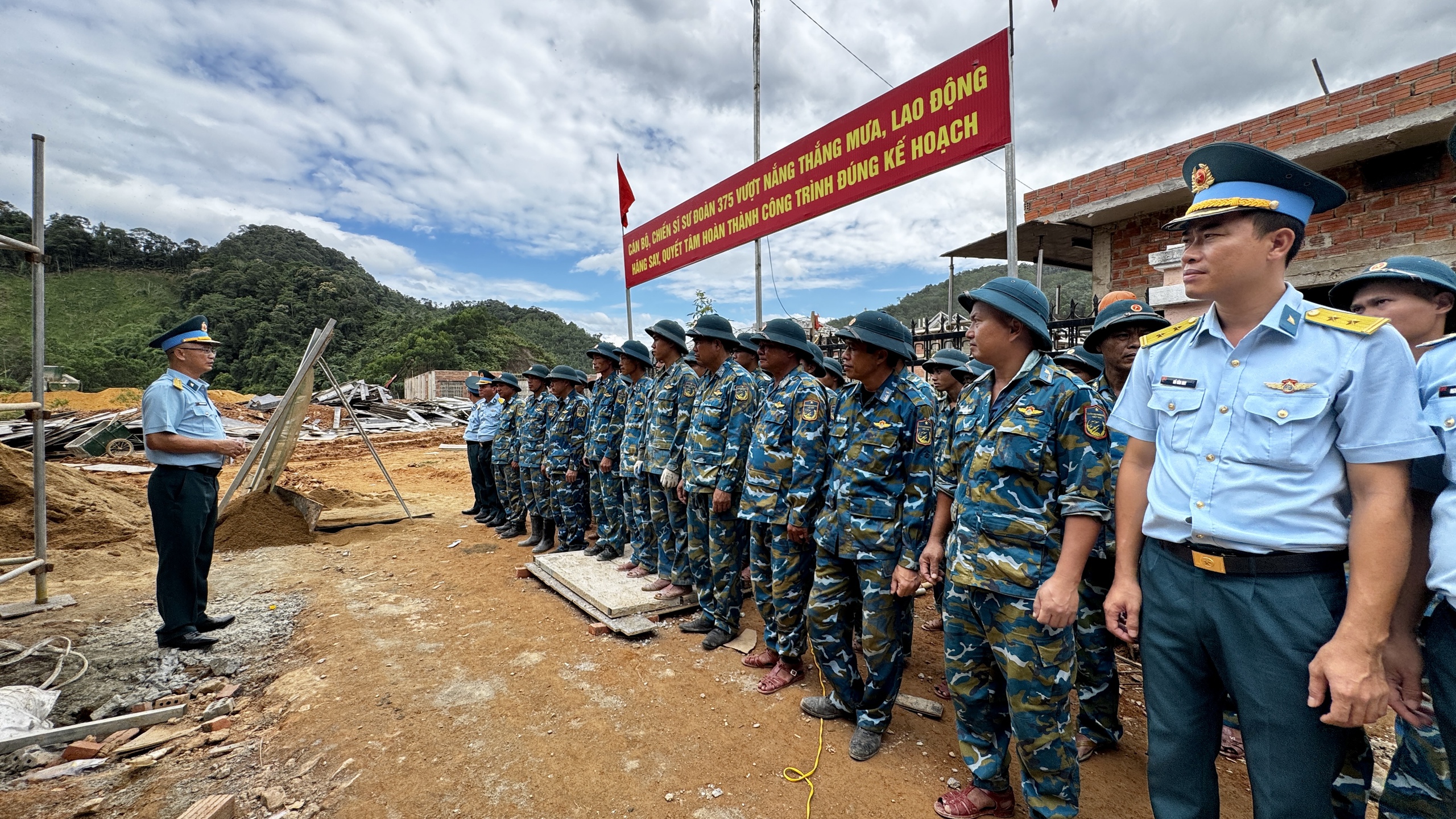 Cận cảnh trường biên giới mọc lên thần tốc từ công sức bộ đội Sư đoàn Phòng không 375 - Ảnh 1.