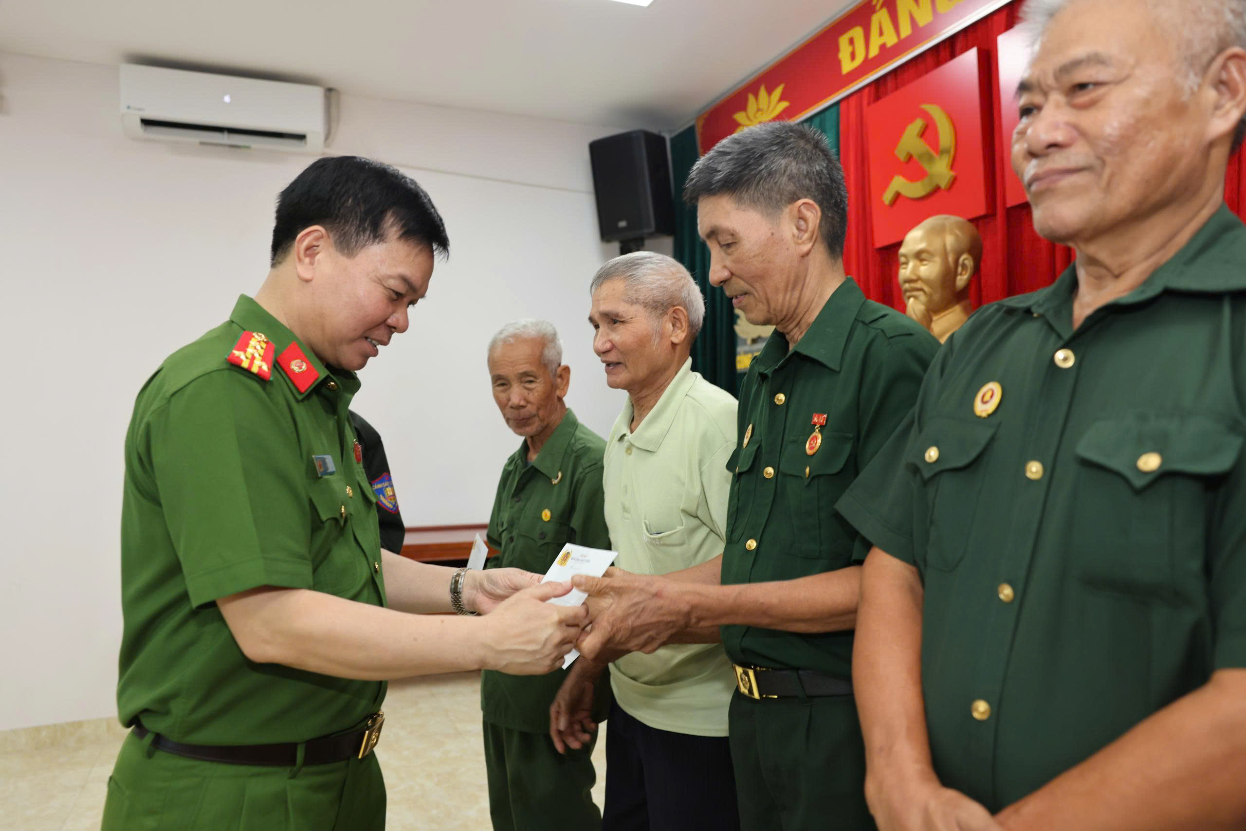 Cảnh sát cơ động cùng người dân mở 'con đường đoàn kết' dài 2,6km lên các cột mốc biên giới - Ảnh 6.