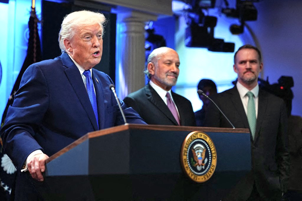 Mức thuế 10% sắp hết hiệu lực, chính quyền ông Trump dự định 'hành động' với hàng chục nước - Ảnh 2.