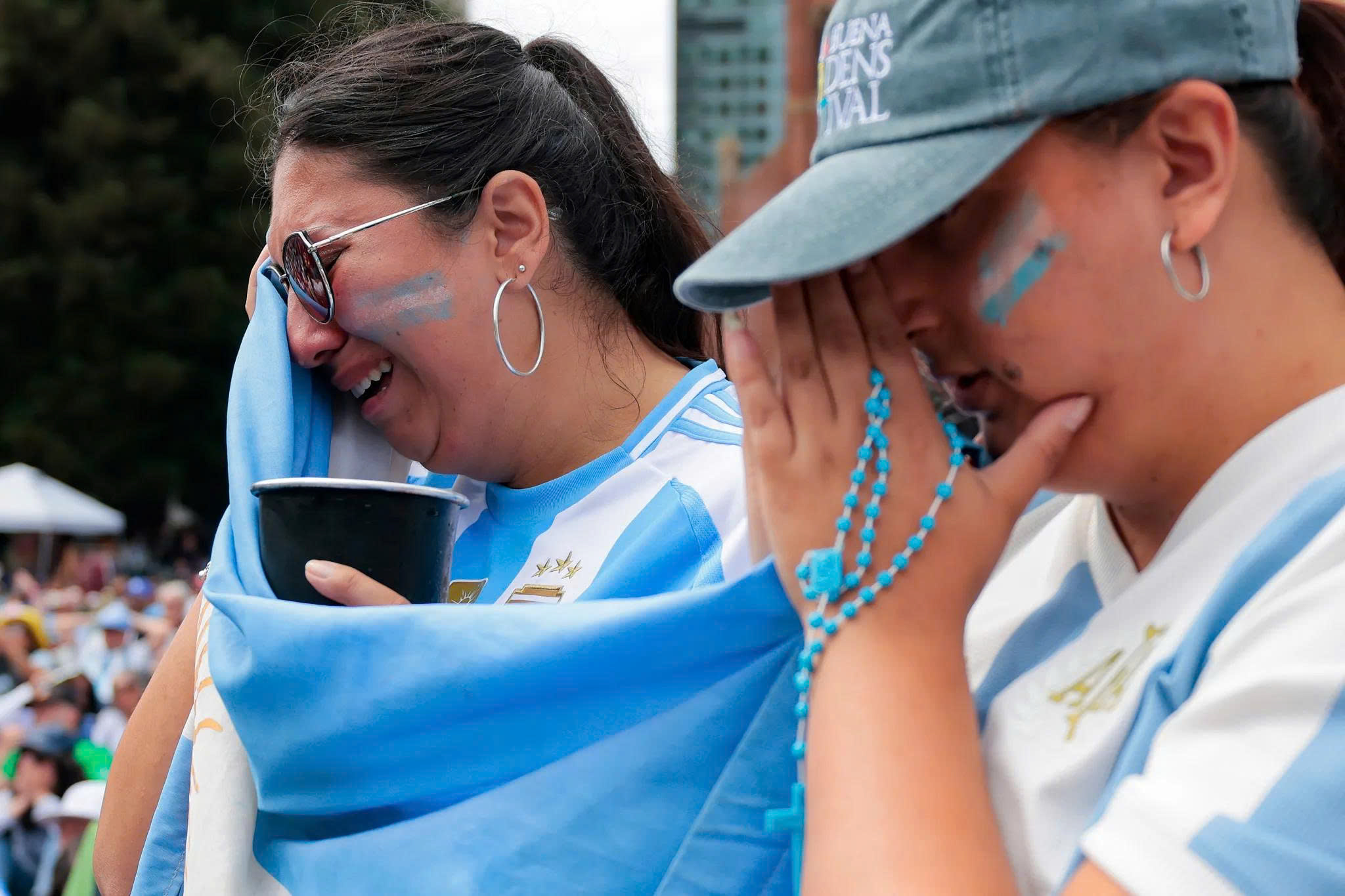 Phi công Tây Ban Nha 'chơi khăm', khiến cổ động viên Argentina tưởng đội nhà vô địch World Cup - Ảnh 3.