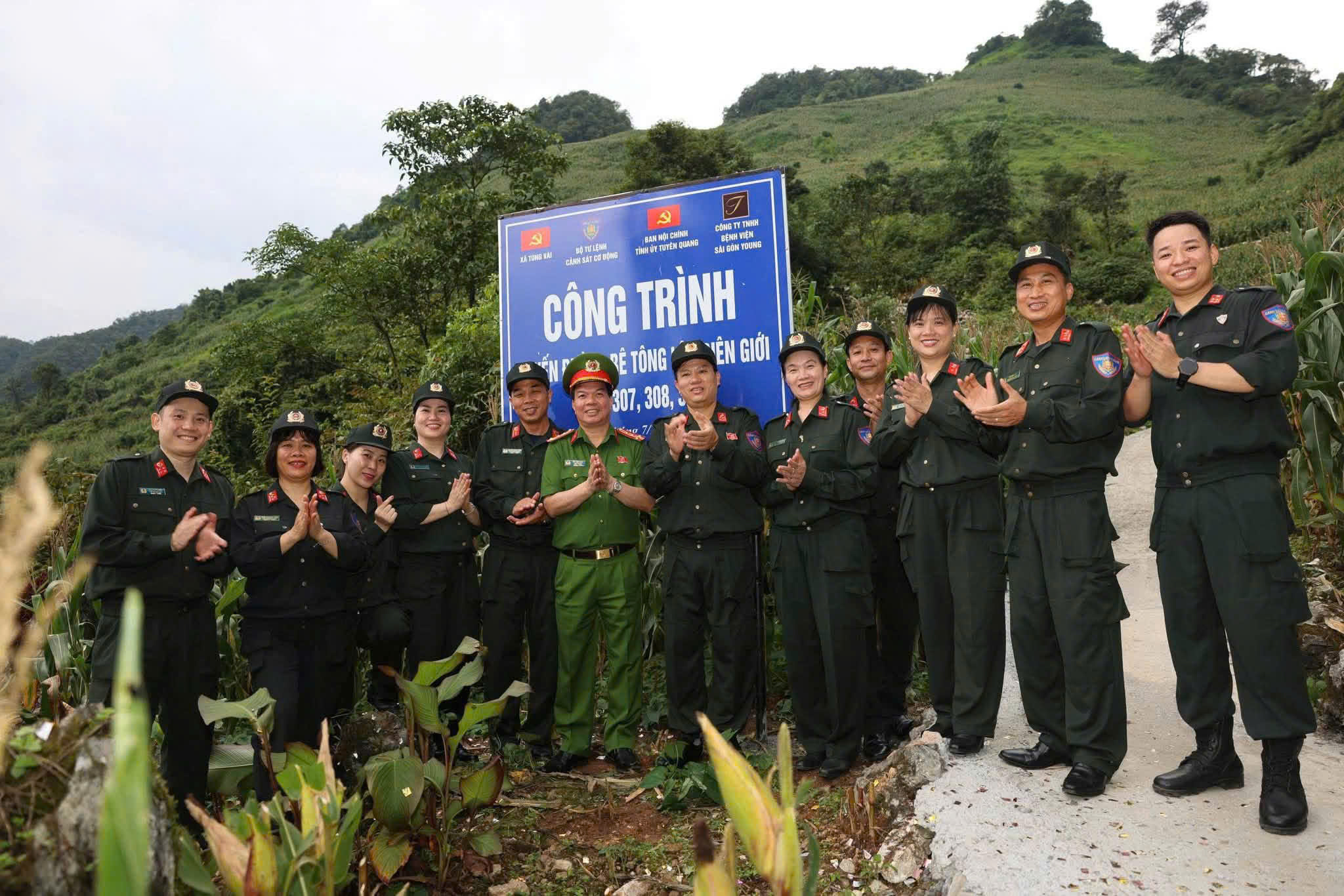 Cảnh sát cơ động cùng người dân mở 'con đường đoàn kết' dài 2,6km lên các cột mốc biên giới - Ảnh 5.