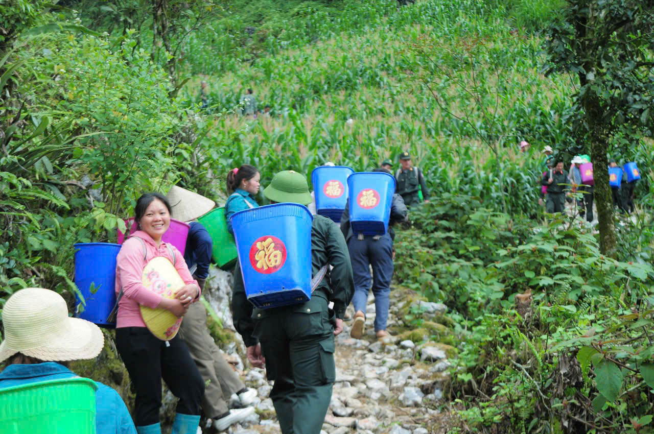 Cảnh sát cơ động cùng người dân mở 'con đường đoàn kết' dài 2,6km lên các cột mốc biên giới - Ảnh 2.