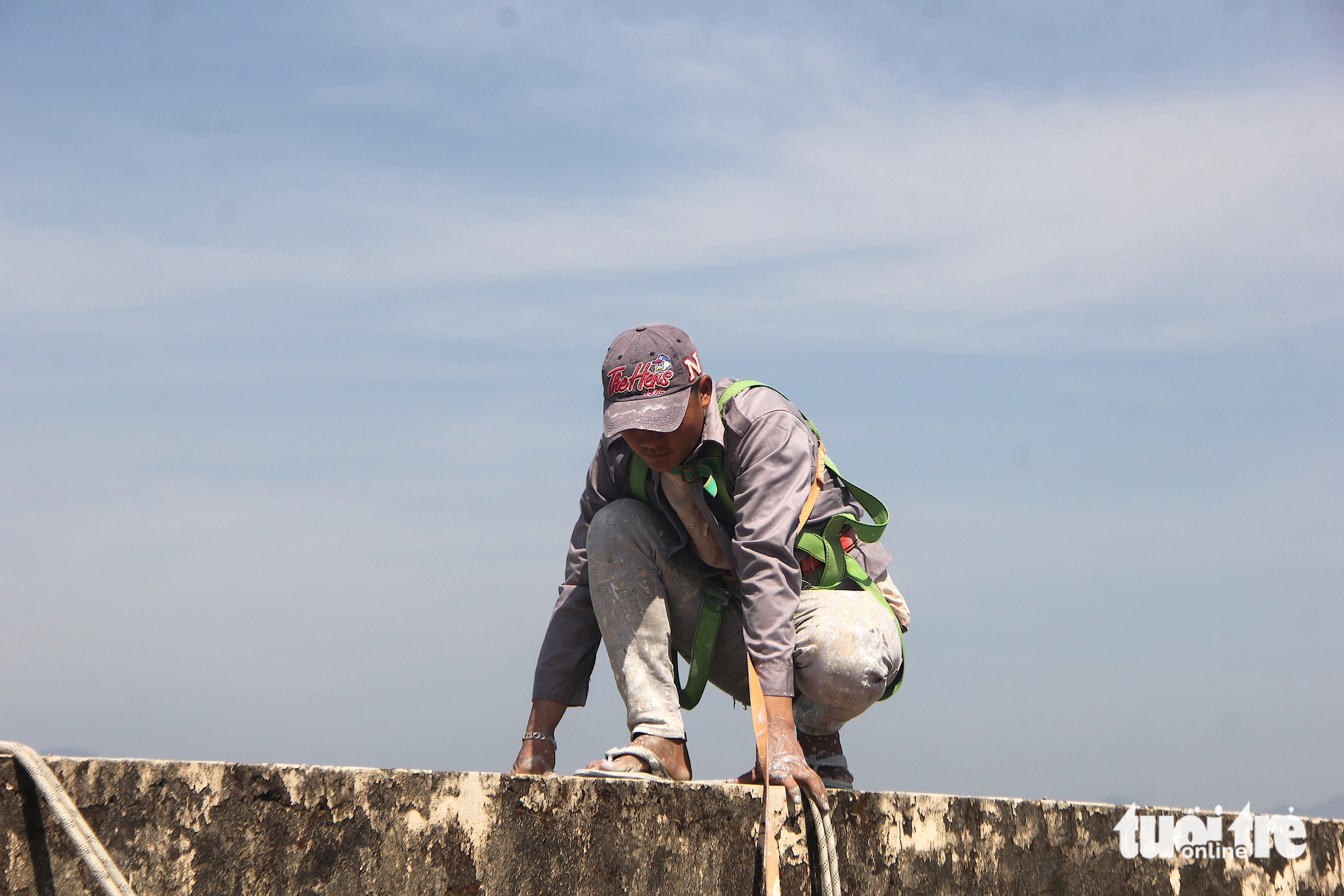 Đu mình mưu sinh giữa lưng chừng trời dưới nắng nóng 40 độ miền Trung - Ảnh 22.