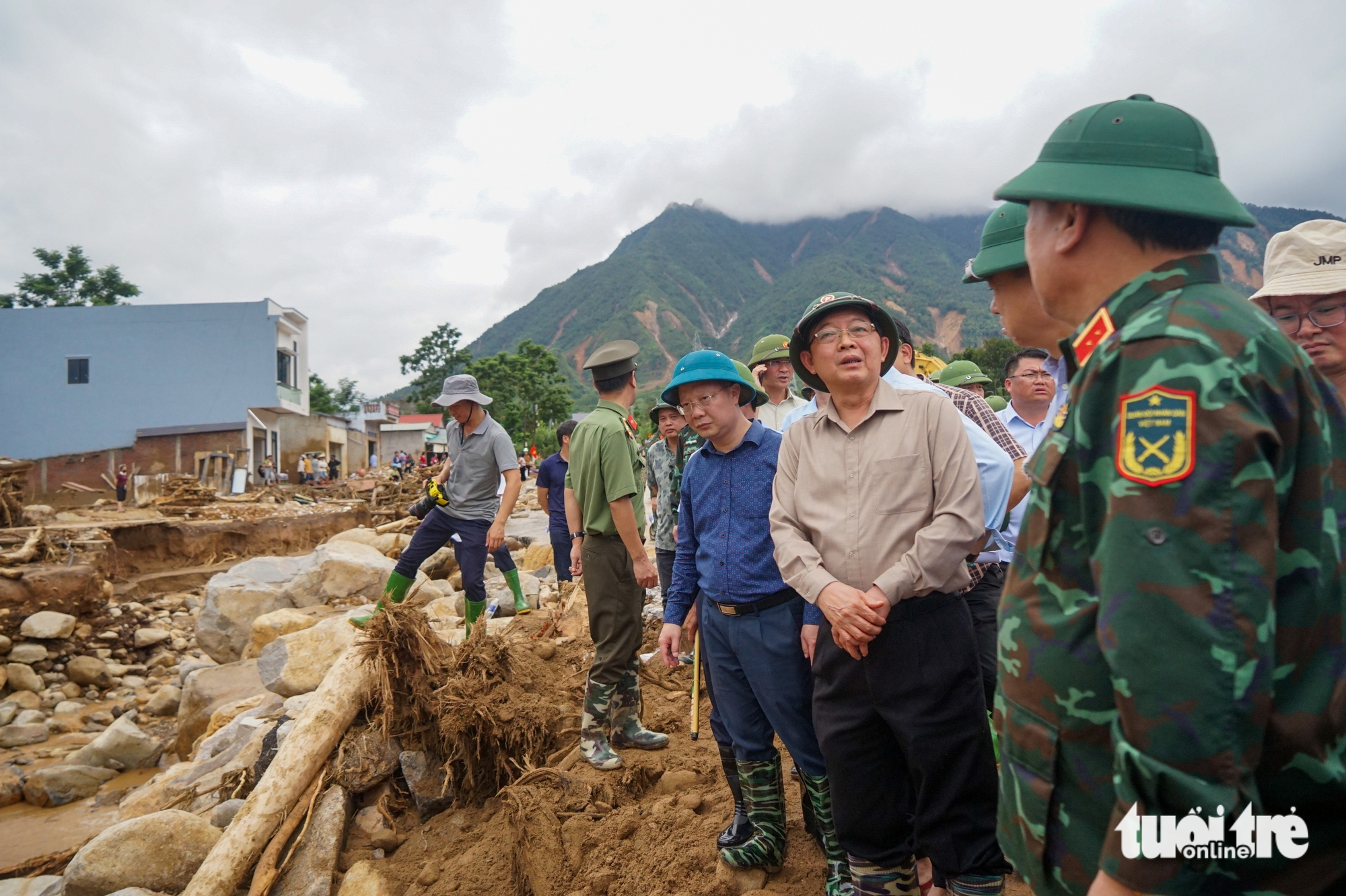 Phó thủ tướng Hồ Quốc Dũng: xây lại nhà cho dân bị lũ quét ở Lai Châu xong trước ngày 2-9 - Ảnh 3.
