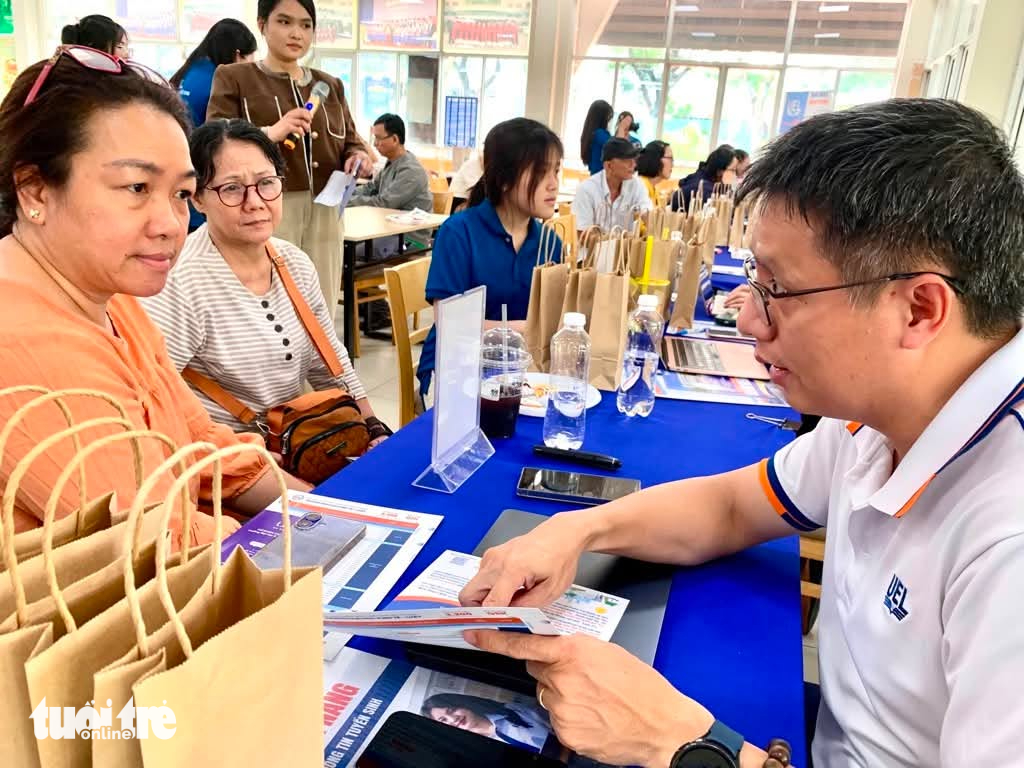 Thí sinh đăng ký giảm mạnh , điểm chuẩn xét tuyển đại học Kinh tế - Luật có giảm không? - Ảnh 1.