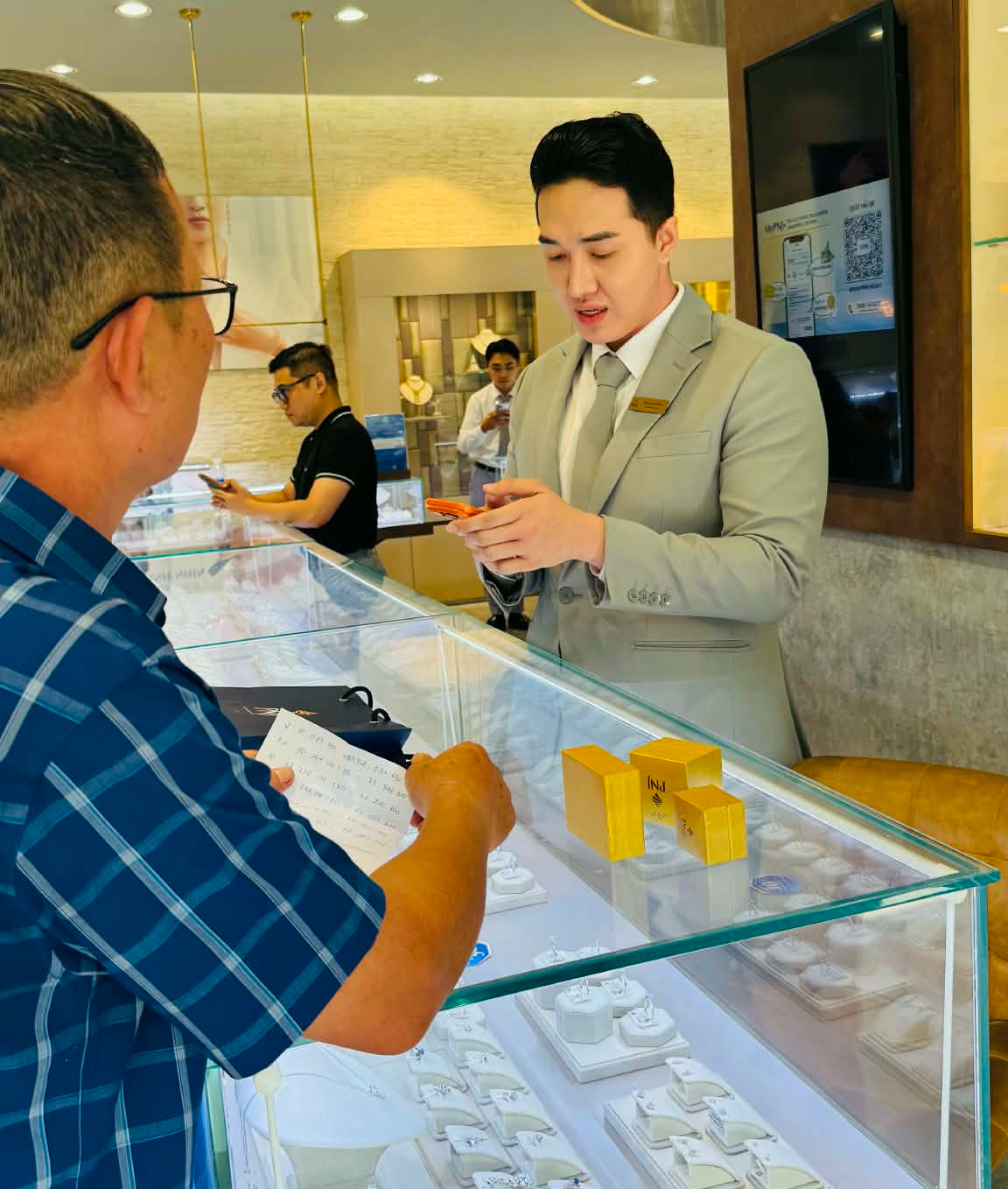 Khách bán kim cương chiều nay được PNJ hẹn trả chậm trong 120 ngày - Ảnh 1.