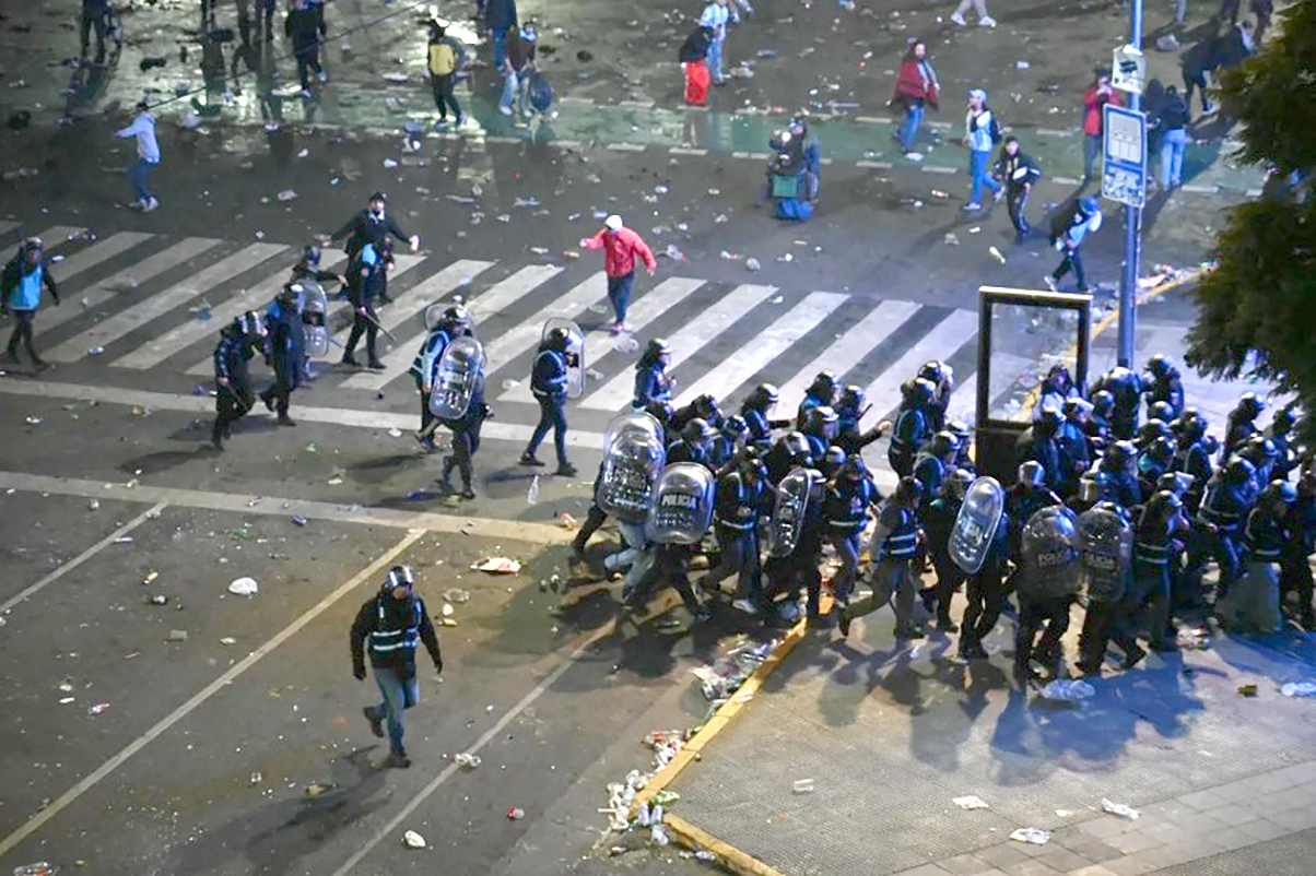 Nhiều CĐV Argentina bị bắt sau khi xô xát vì đội nhà thua trận tại World Cup 2026 - Ảnh 1.