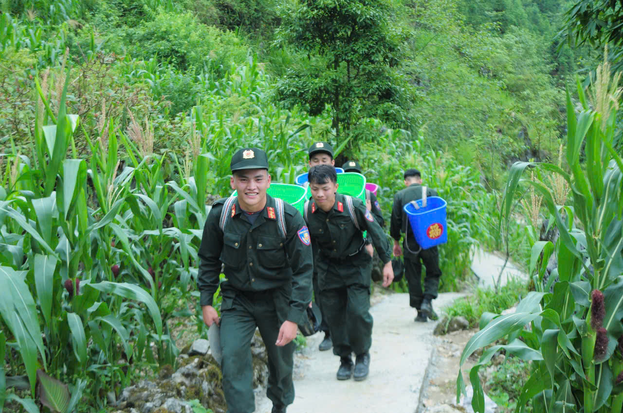 Cảnh sát cơ động cùng người dân mở 'con đường đoàn kết' dài 2,6km lên các cột mốc biên giới - Ảnh 1.