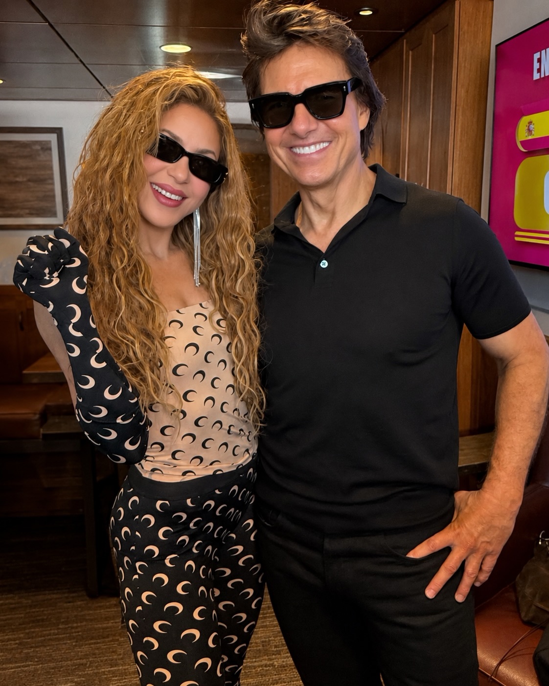 Shakira khoe ảnh hậu trường World Cup với David Beckham, BTS - Ảnh 2.