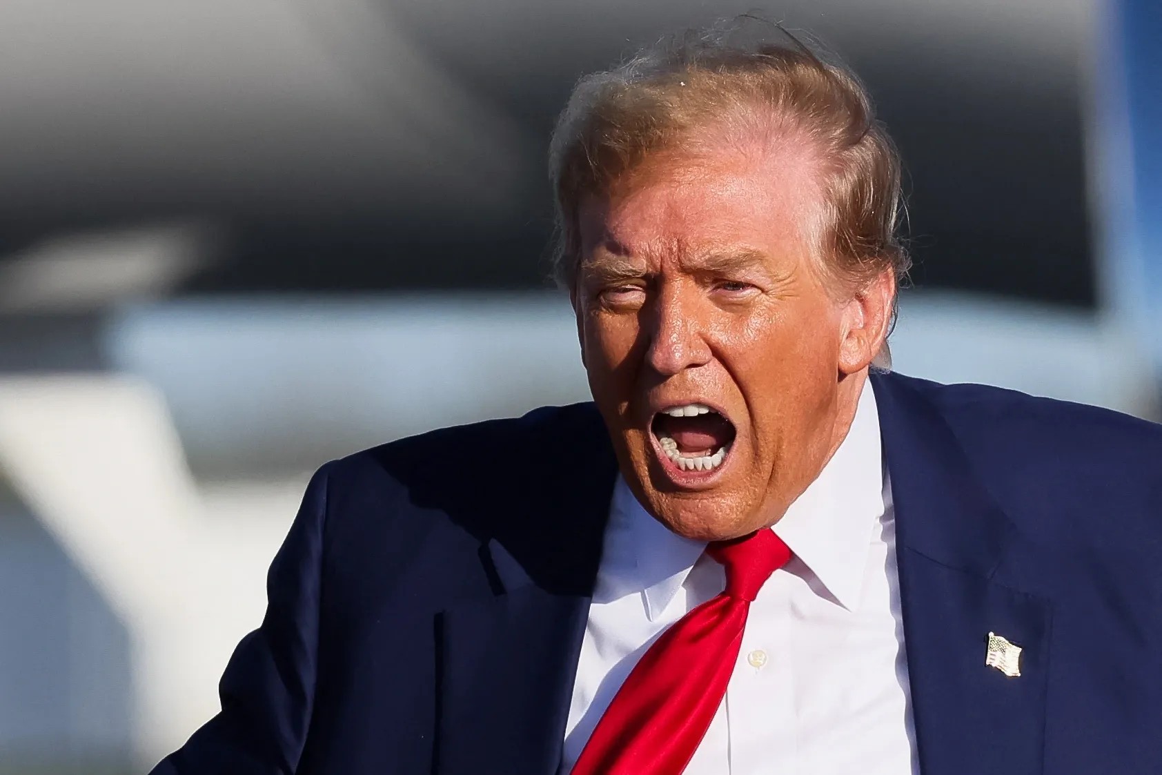 Ông Trump - Iran dọa 'ăn thua đủ': Dám bắn một tàu, mất liền một cây cầu - Ảnh 1.