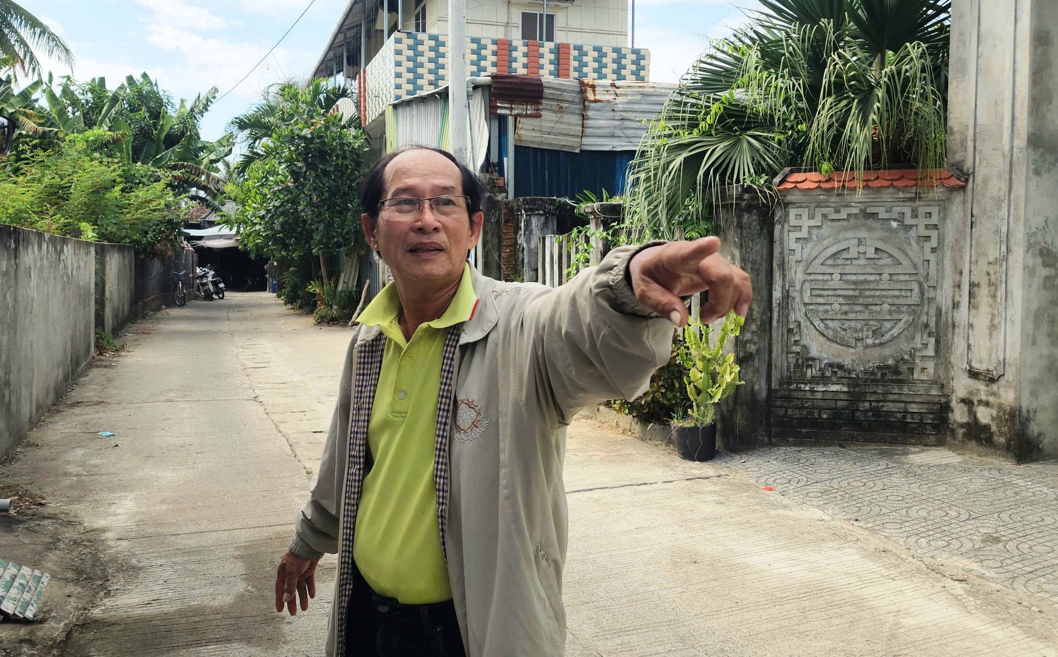 26 năm 'đưa đất' cho xã làm đường, ông lão 70 tuổi chật vật đi... 'đòi lời hứa' - Ảnh 1.
