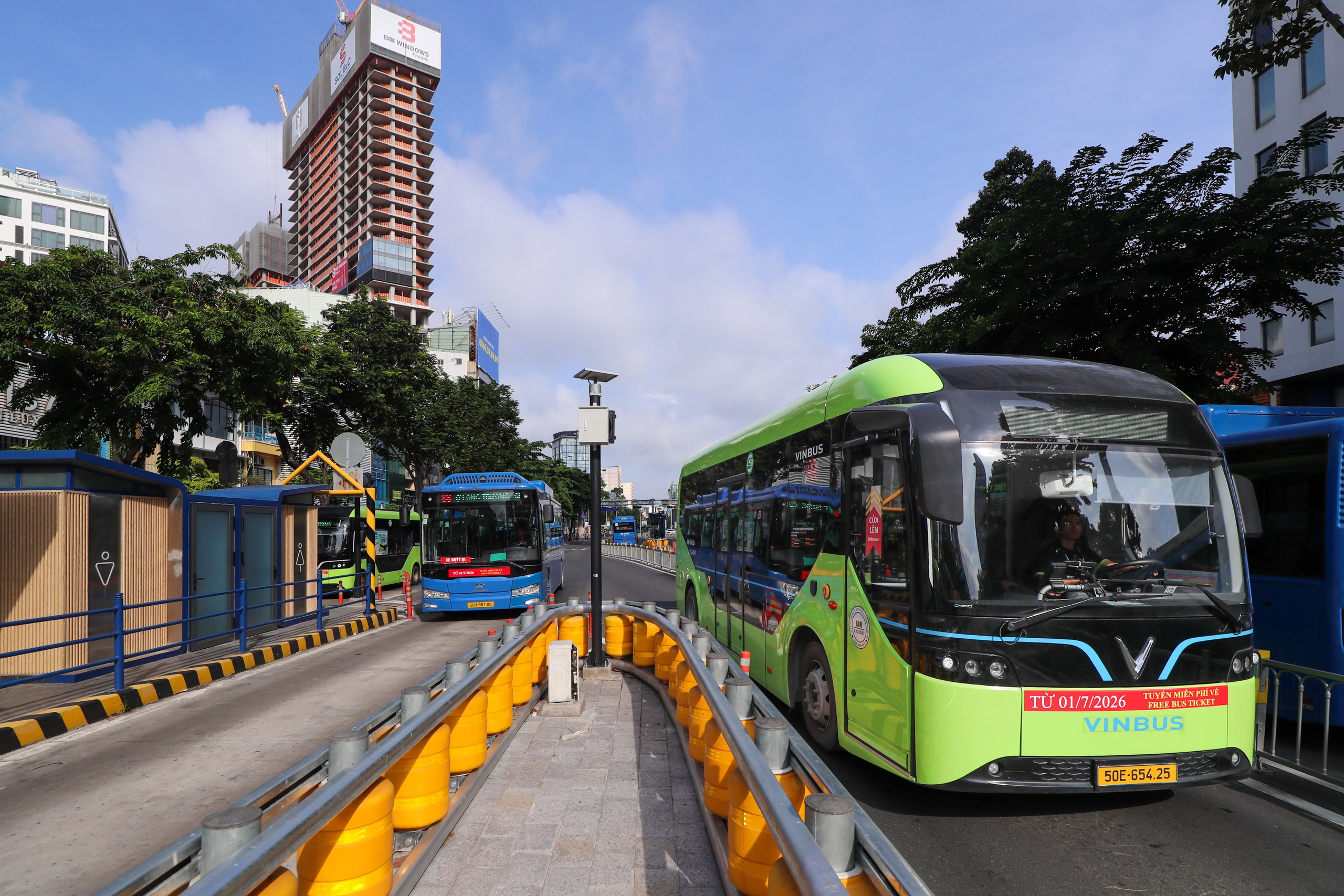 Bộ Xây dựng thống nhất cho TP.HCM mở tuyến xe buýt kết nối sân bay Tân Sơn Nhất và Long Thành - Ảnh 1.