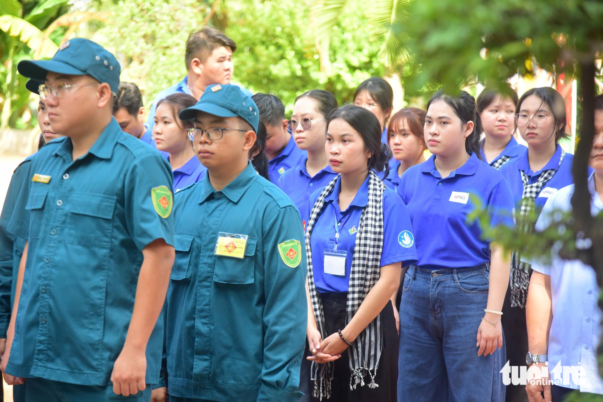Dòng người nối nhau đến viếng tại công viên Lê Thị Riêng: Đời đời nhớ ơn người nằm xuống vì hoà bình - Ảnh 5.