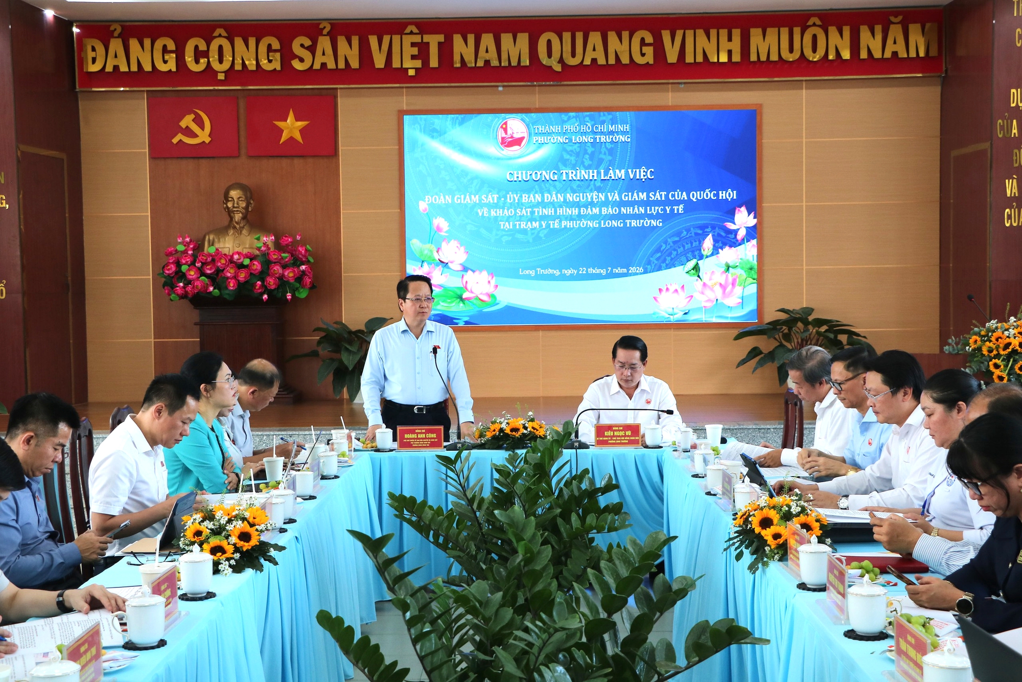 Gánh chăm sóc sức khỏe hơn 100.000 nghìn dân, trạm y tế TP.HCM 'khát' bác sĩ chuyên khoa - Ảnh 1.