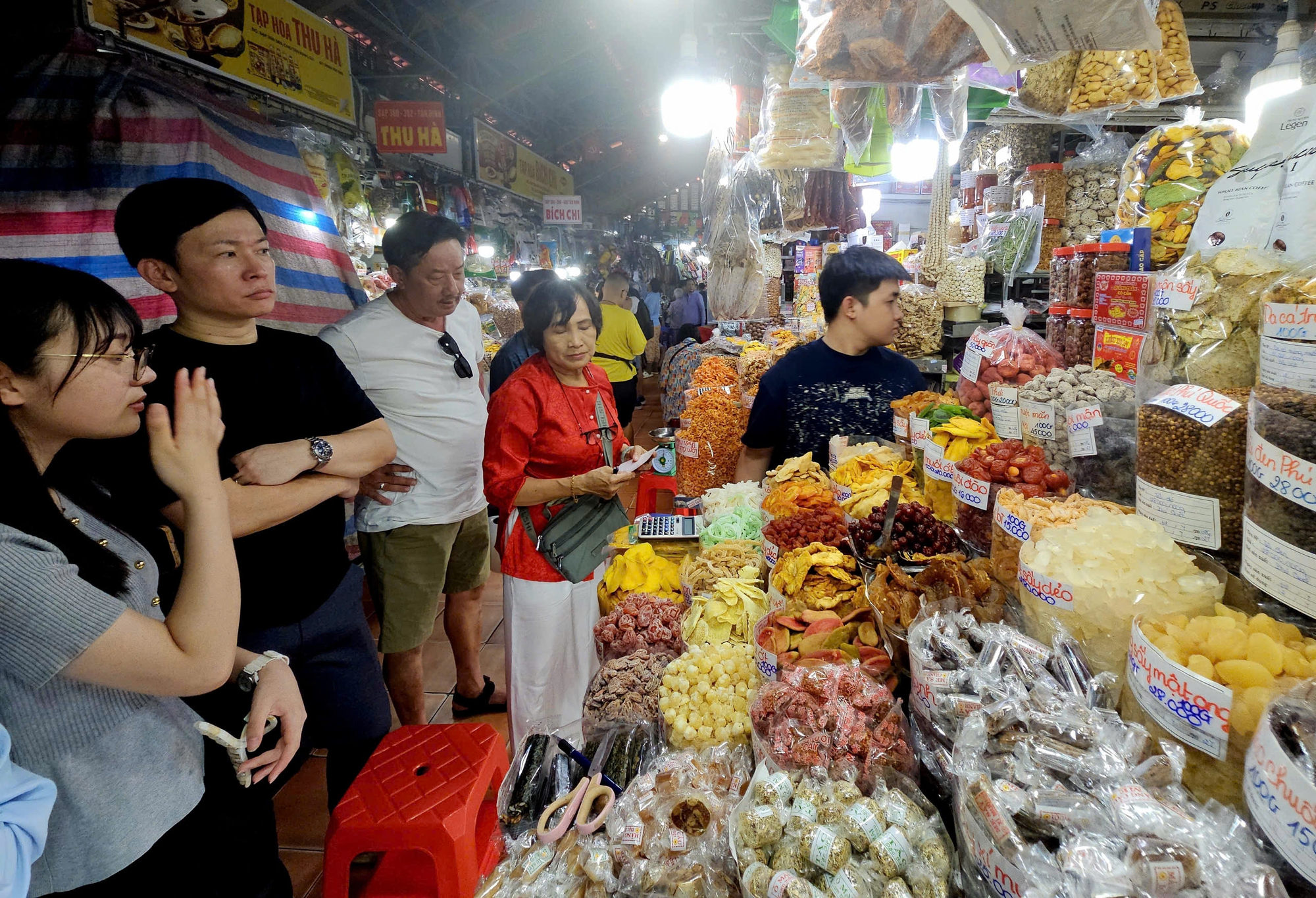 Chợ Tân Định rộn ràng 'thay áo mới' hưởng ứng lễ kỷ niệm 100 năm, cả người bán và mua đều hào hứng - Ảnh 2.